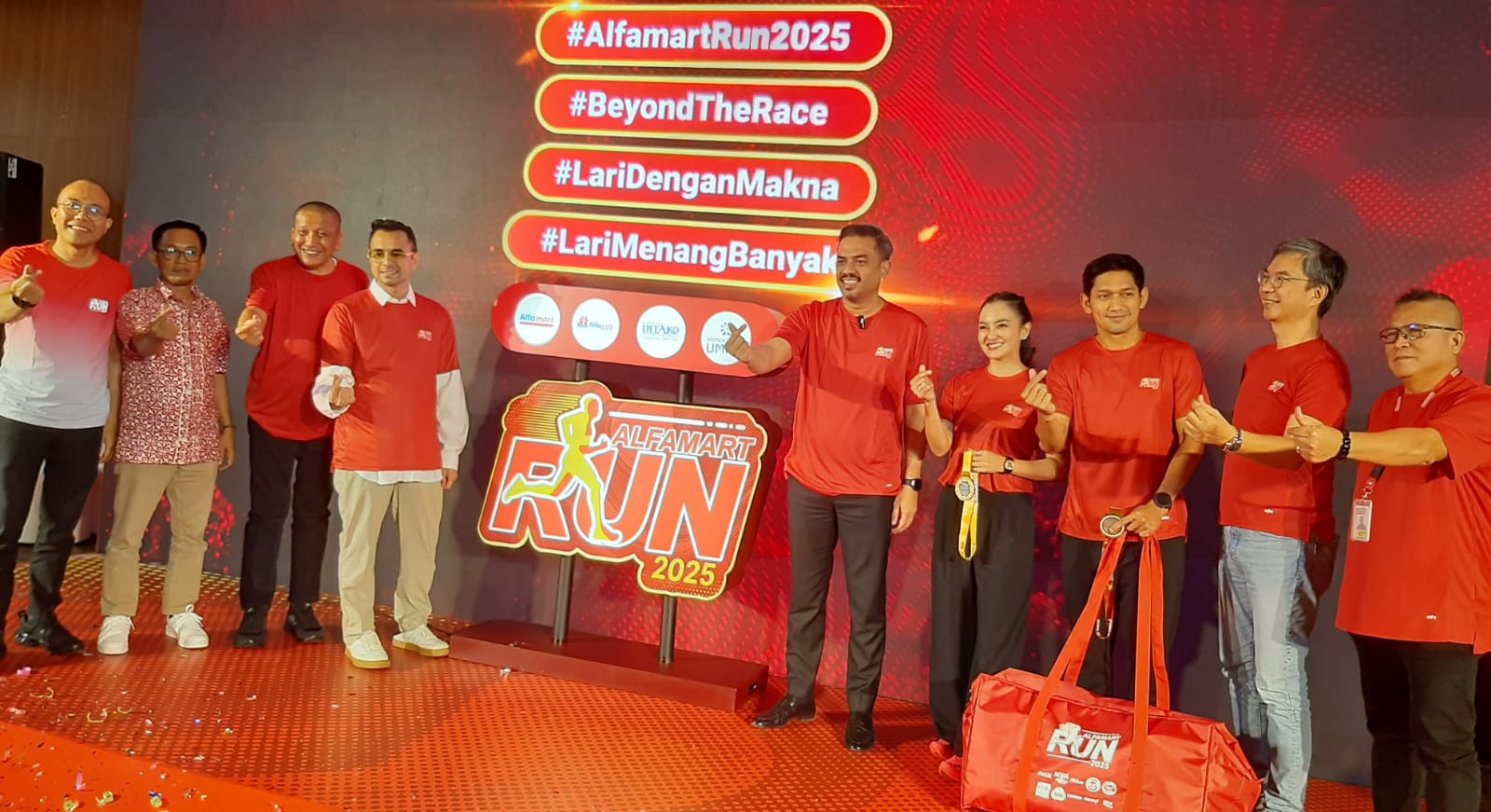 Alfamart Run 2025 Kembali dengan Goodie Bag Jumbo dan Dukung UMKM Lokal Menteri UMKM Maman Abdurrahman bersama Direktur Alfamart Solihin dan Publik Figur Raffi Ahmad saat Launching Alfamart Run 2025 di Alam Sutera. Foto : Irawan