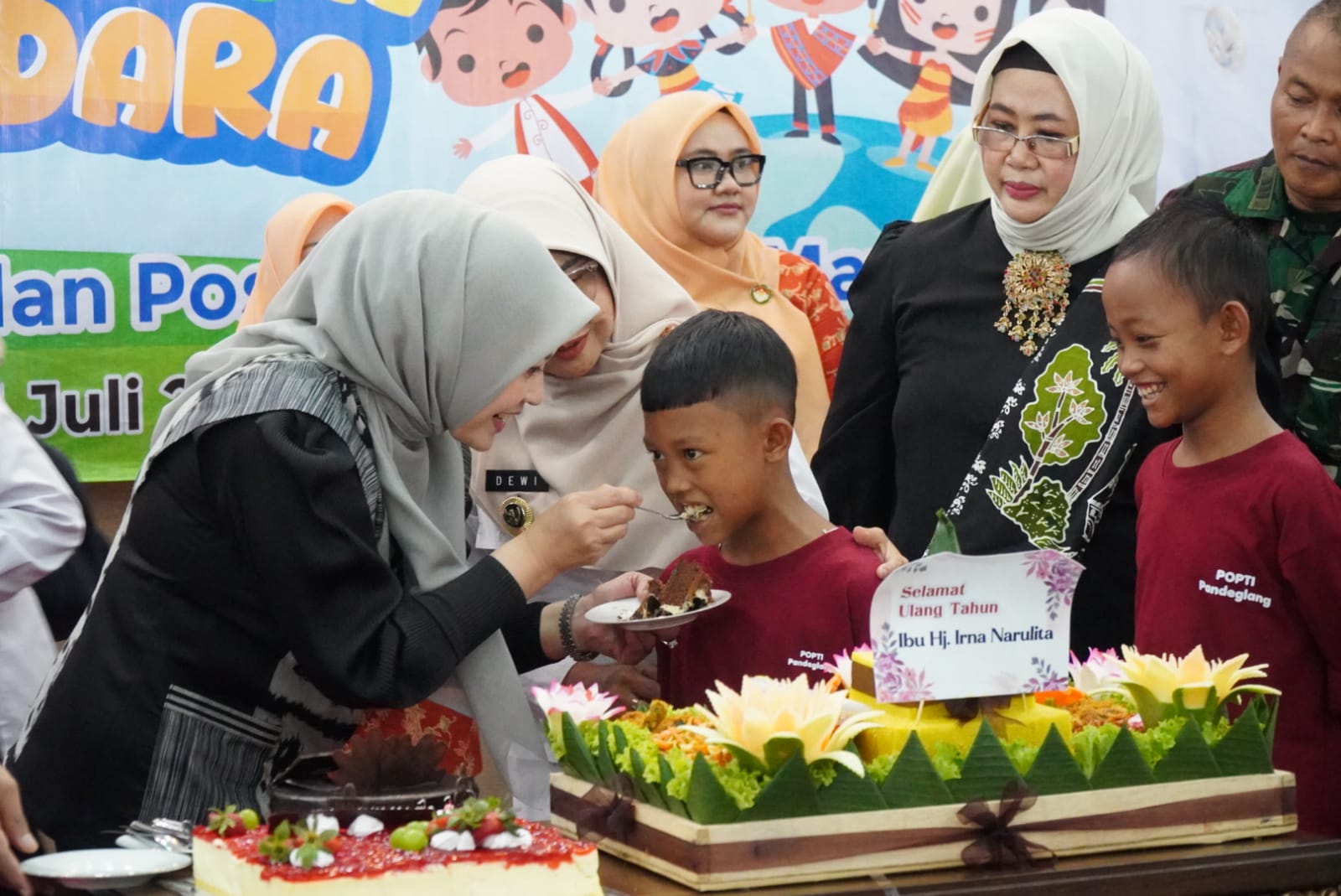 Ketua BKOW Provinsi Banten Irna Narulita, didampingi Bupati Pandeglang Raden Dewi Setiani, dan jajaran lainnya, sedang menyuapi anak-anak-anak, di Aula Pendopo Pandeglang, Rabu (23/7)