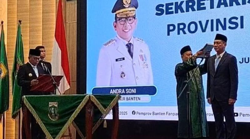 Andra Resmi Melantik Deden Sebagai Sekda Banten Gubernur Banten Andra Soni saat melantik Deden Apriandhi Hartawan sebagai Sekda Provinsi Banten. Foto ; Humas Pemprov