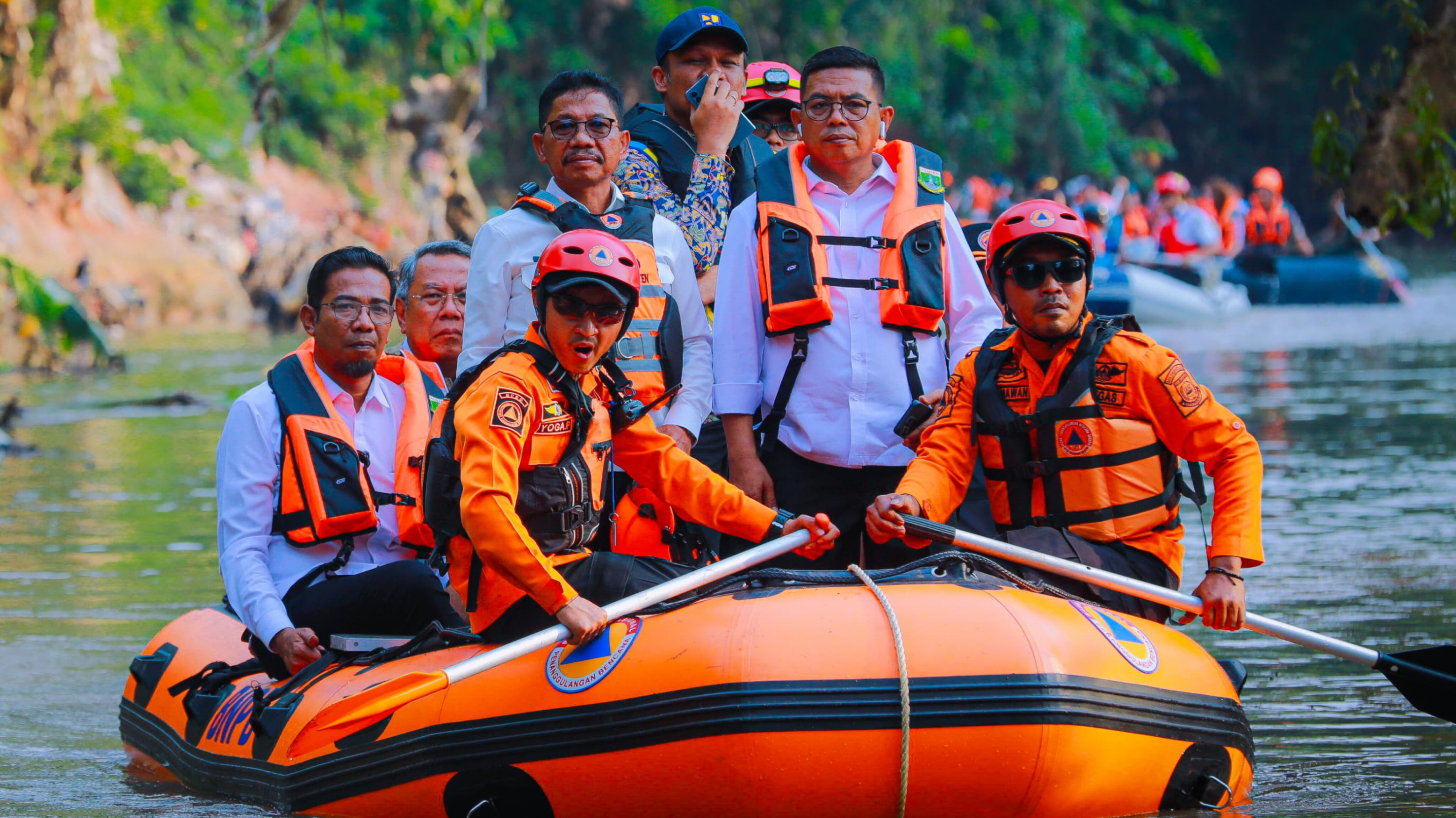 Andra Soni Susuri Kali Angke Pakai Perahu dari Tangsel ke Kota Tangerang Gubernur Banten, Andra Soni bersama jajaran pemerintah daerah, dan Balai Besar Wilayah Sungai Ciliwung Cisadane (BBWSCC) terjun langsung menyusuri aliran Kali Angke, Rabu (23/7).. (tangselpos.id/rmn)