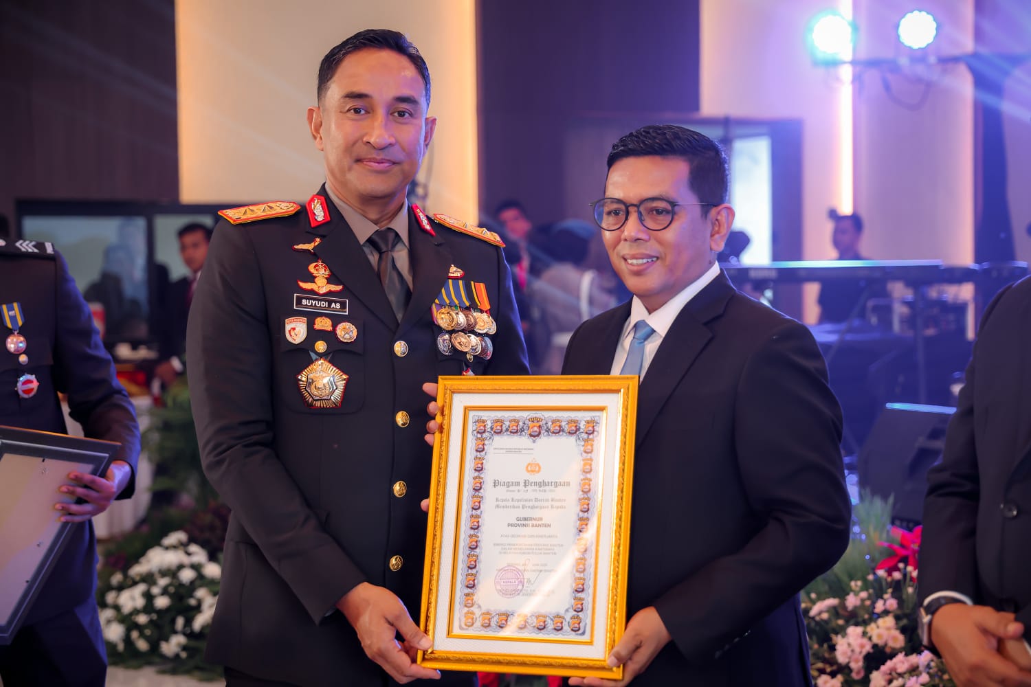 Kapolda Banten Irjen Pol Suyudi Ario Seto saat menyerahkan penghargaan kepada Gubernur Banten Andra Soni. Foto : Humas Pemprov