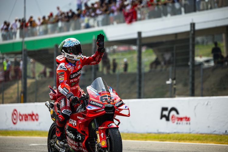 Francesco Bagnaia start di posisi pertama di MotoGP Ceko. Foto : Ist