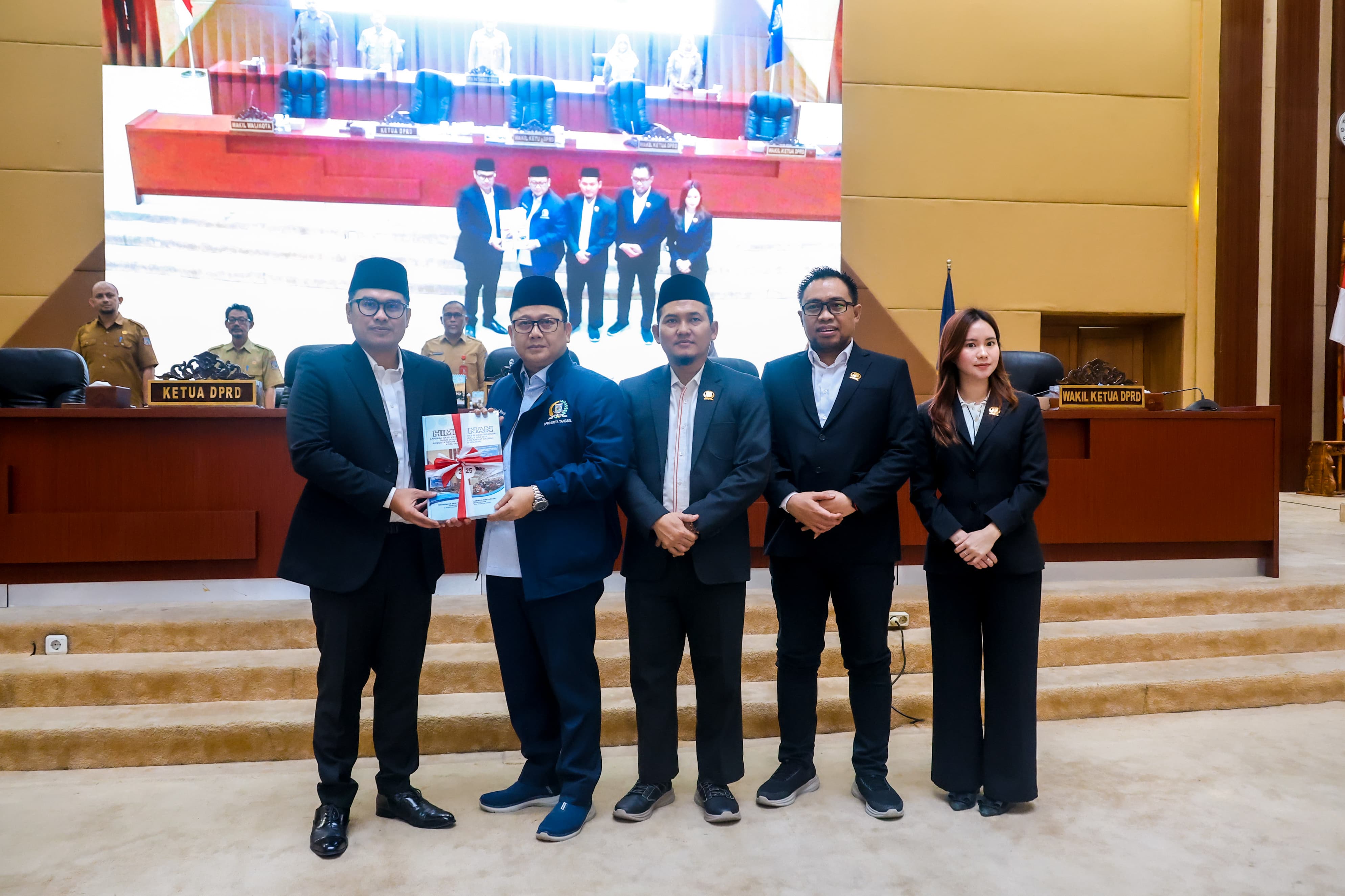 Wakil Walikota Tangsel Pilar Saga Ichsan terima laporan hasil Reses dari DPRD Kota Tangsel dari paripurna, Selasa (22/7).