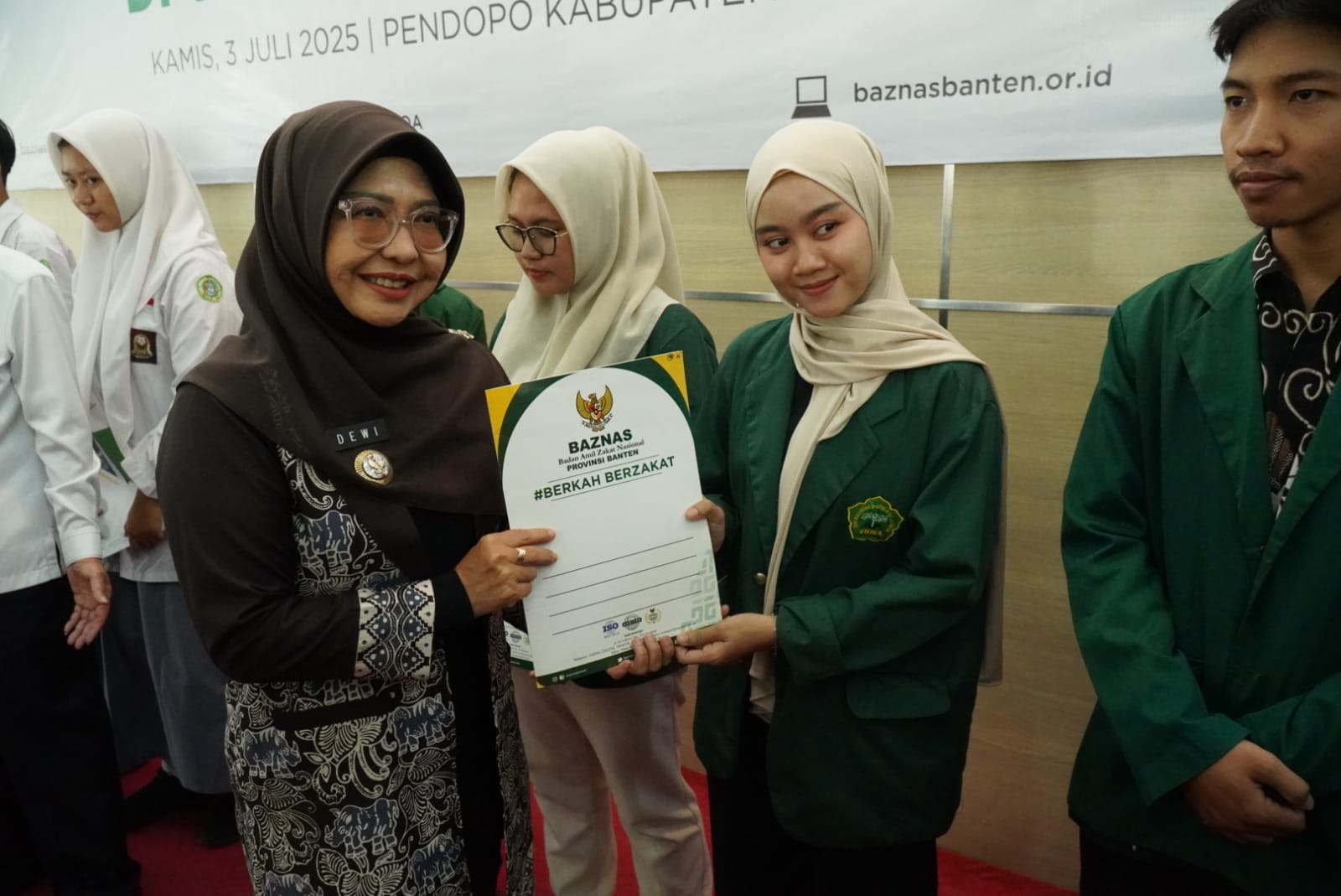 Bupati Pandeglang, Raden Dewi Setiani menyerahkan bantuan pendidikan program Baznas, di Pendopo Pandeglang, Kamis (3/7/2025).(Istimewa)