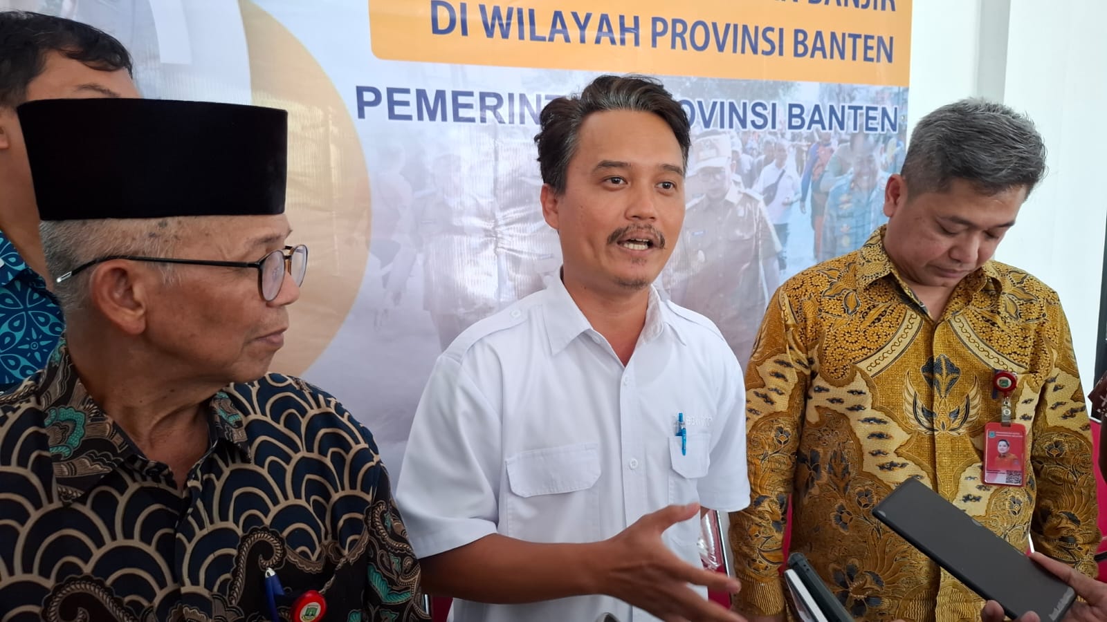 BBWS Ciliwung Cisadane Janji Perbaiki Tanggul Jebol Plh Kepala BBWSCC, Ferdinanto saat diwawancarai di gedung BLK Tangsel, Kamis (10/7)