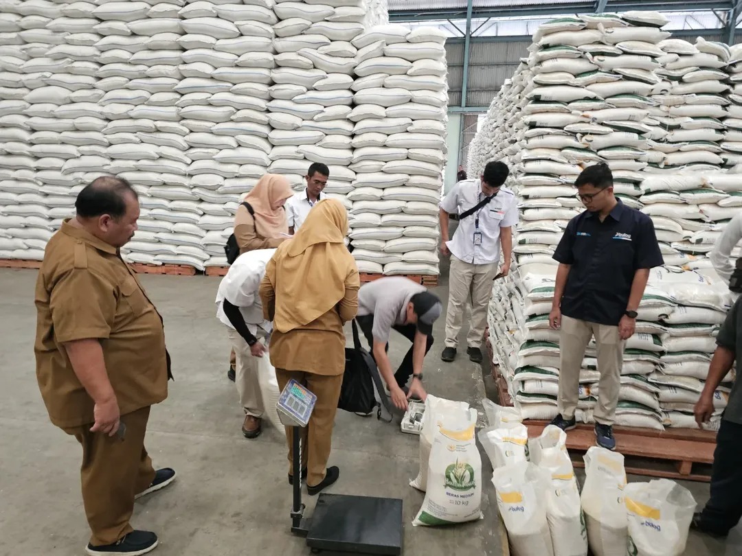 Beras Bantuan Aman Dan Layak Dikonsumsi Petugas Dinas Ketahanan Pangan (DKP) Kota Tangerang tengah melakukan pengecekan terhadap kondisi beras bantuan pangan pemerintah yang akan didistribusikan ke masyarakat dalam kondisi bermutu dan layak dikonsumsi.
