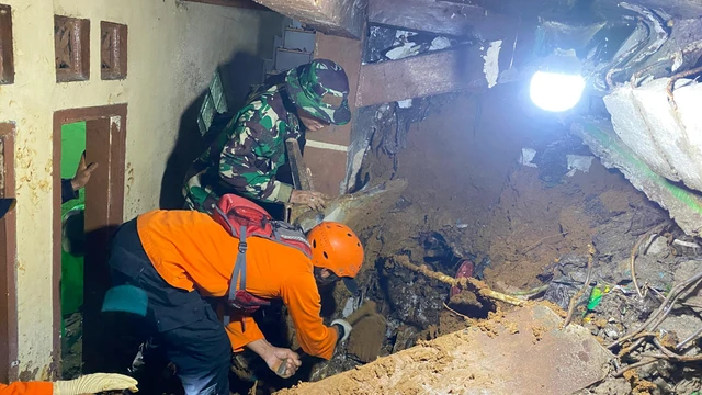 Bogor Dilanda Hujan Deras, Banjir Hingga Longsor Landa 18 Kecamatan Tanah longsor menimpa rumah di daerah Megamendung, Bogor. Foto : Ist