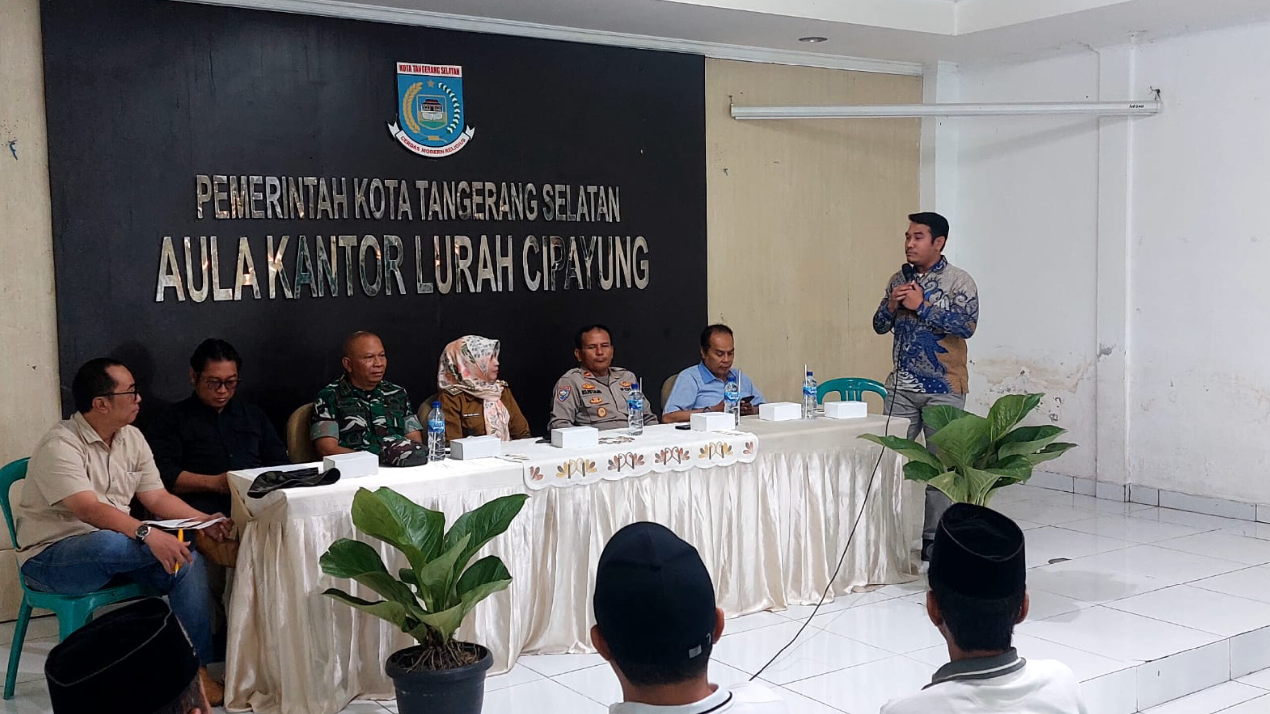 Buntut Penyegelan Showroom di Cipayung, BYD Angkat Bicara Forum mediasi yang mempertemukannya dengan warga sekitar, Selasa (22/7). (tangselpos.id/rmn)