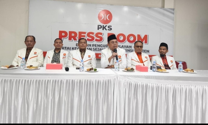 Buntut Viral Nitip Siswa, Budi Dicopot dari Jabatan Wakil Ketua DPRD Banten Ketua DPW PKS Banten, Gembong Rudiansyah Sumedi dalam konferensi pers yang digelar di Serang, Selasa (1/7/2025). Foto : Ist