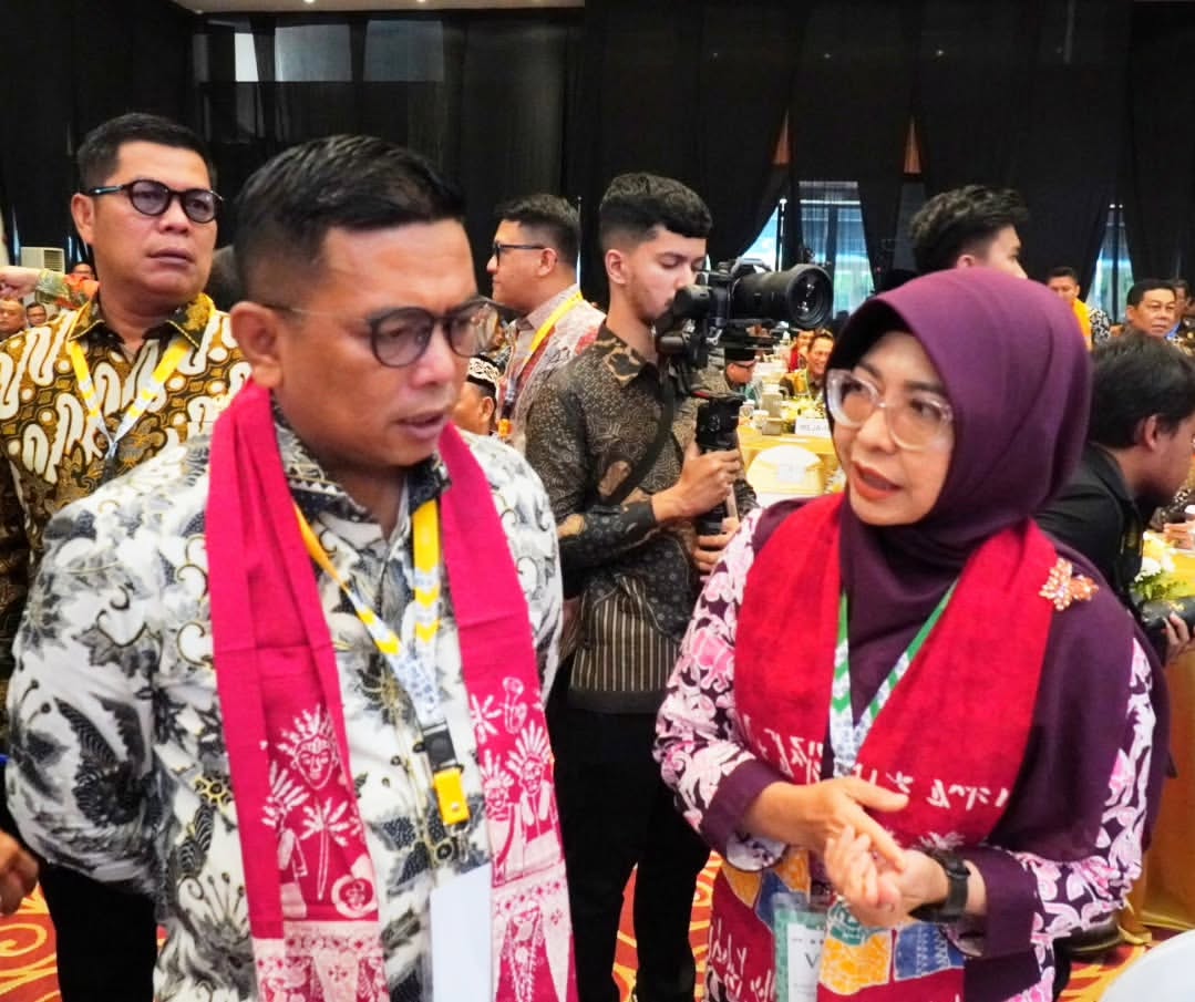 Bupati Dewi Berkomitmen Transparan & Dukung KPK Bupati Pandeglang Raden Dewi Setiani sedang berbincang-bincang dengan Gubernur Banten di sela-sela kegiatan Rakor dengan KPK RI, di Candi Bentar, Ancol, Jakarta, Kamis (10/7).