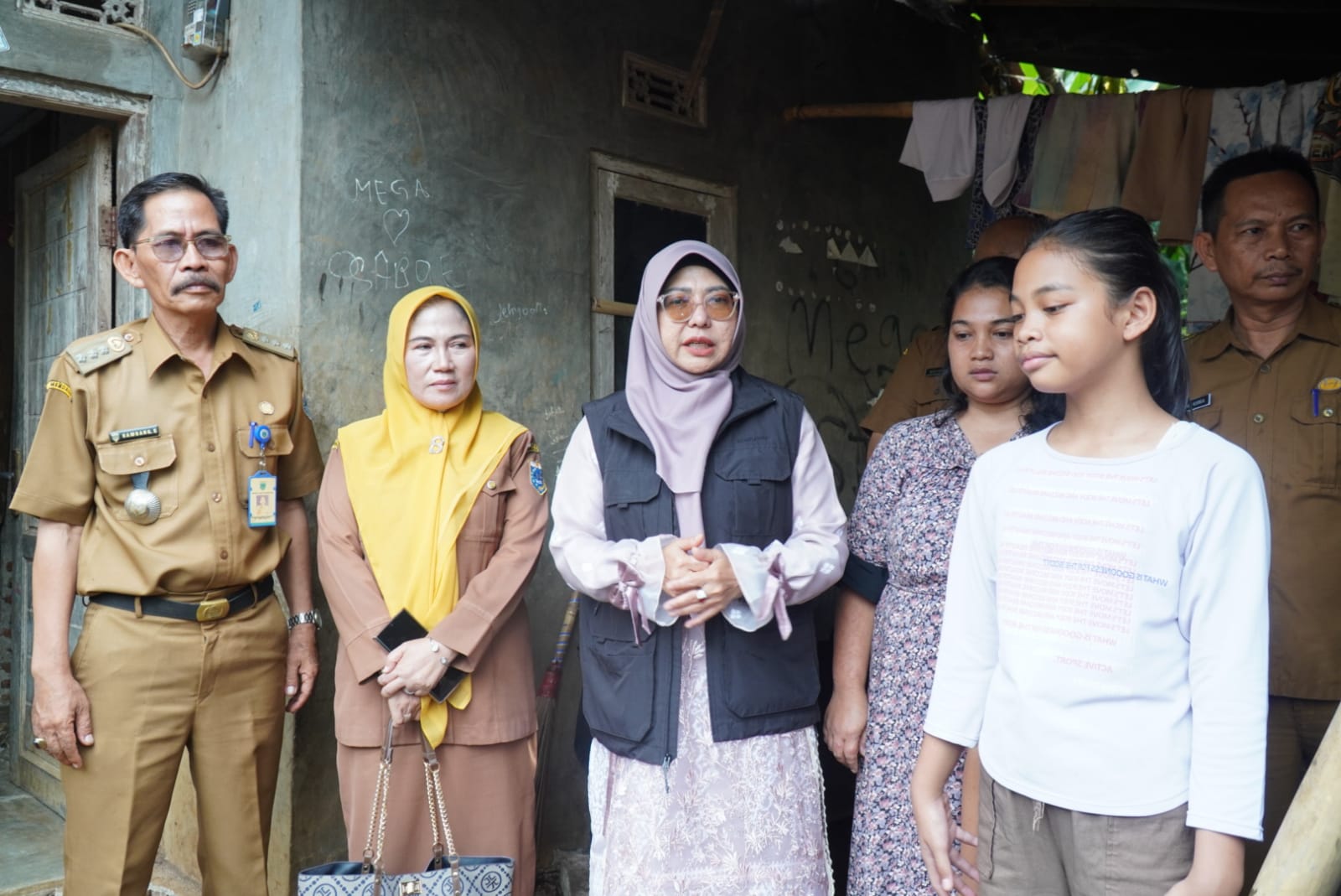 Bupati Pandeglang, Raden Dewi Setiani, Selasa (15/7/2025) melihat langsung kondisi Rina dan Eni Anggraeni, anak usia sekolah yang mengalami putus sekolah, di Kampung Mauk Mangkubumi, Kelurahan Pandeglang, Selasa (15/7/2025).(Istimewa)