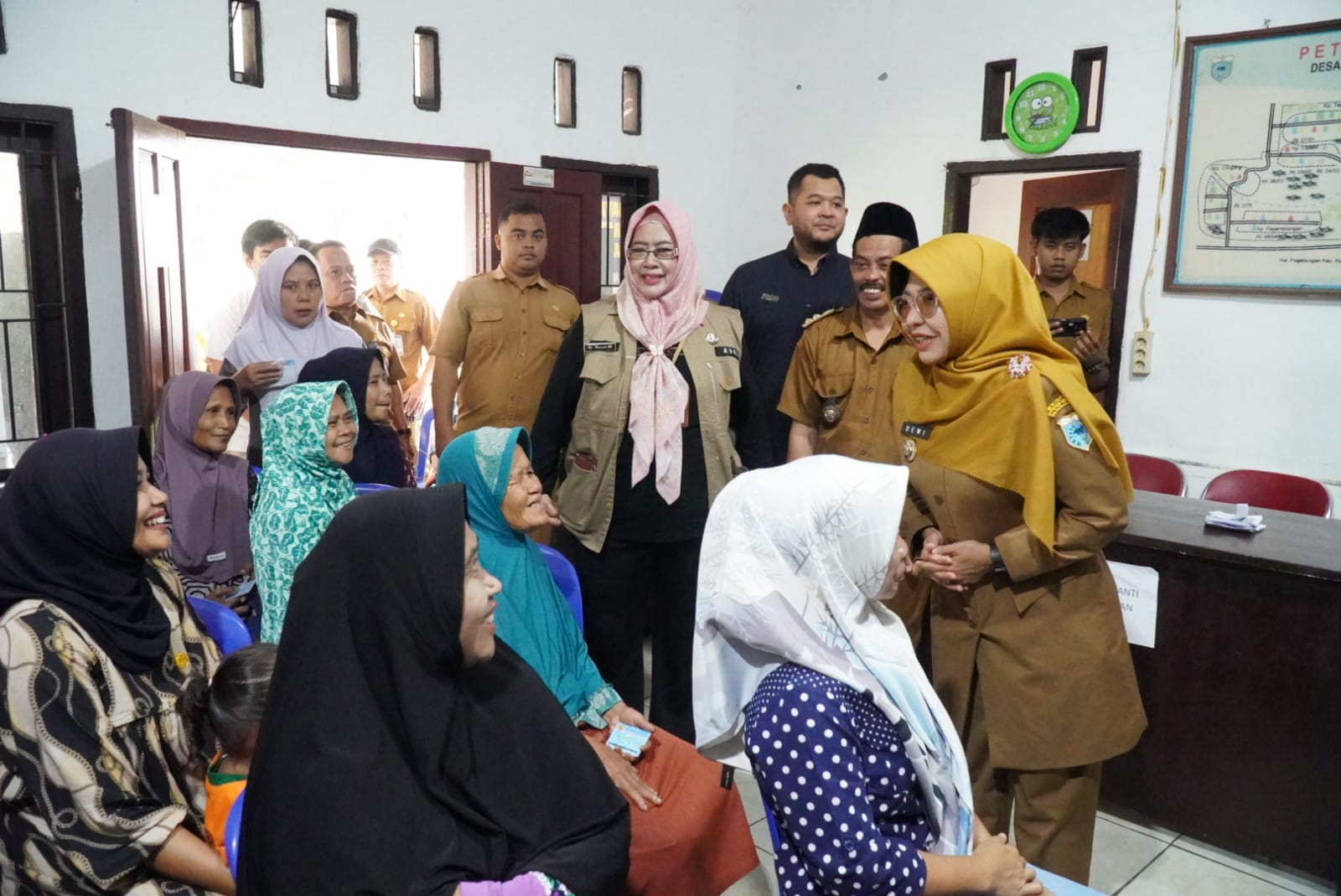 Bupati Pandeglang Salurkan Bantuan Beras untuk Ribuan Warga Bupati Pandeglang, Raden Dewi Setiani menyapa warga penerima bantuan beras Desa Setrajaya, Kecamatan Koroncong, Selasa (22/7/2025).(Istimewa)