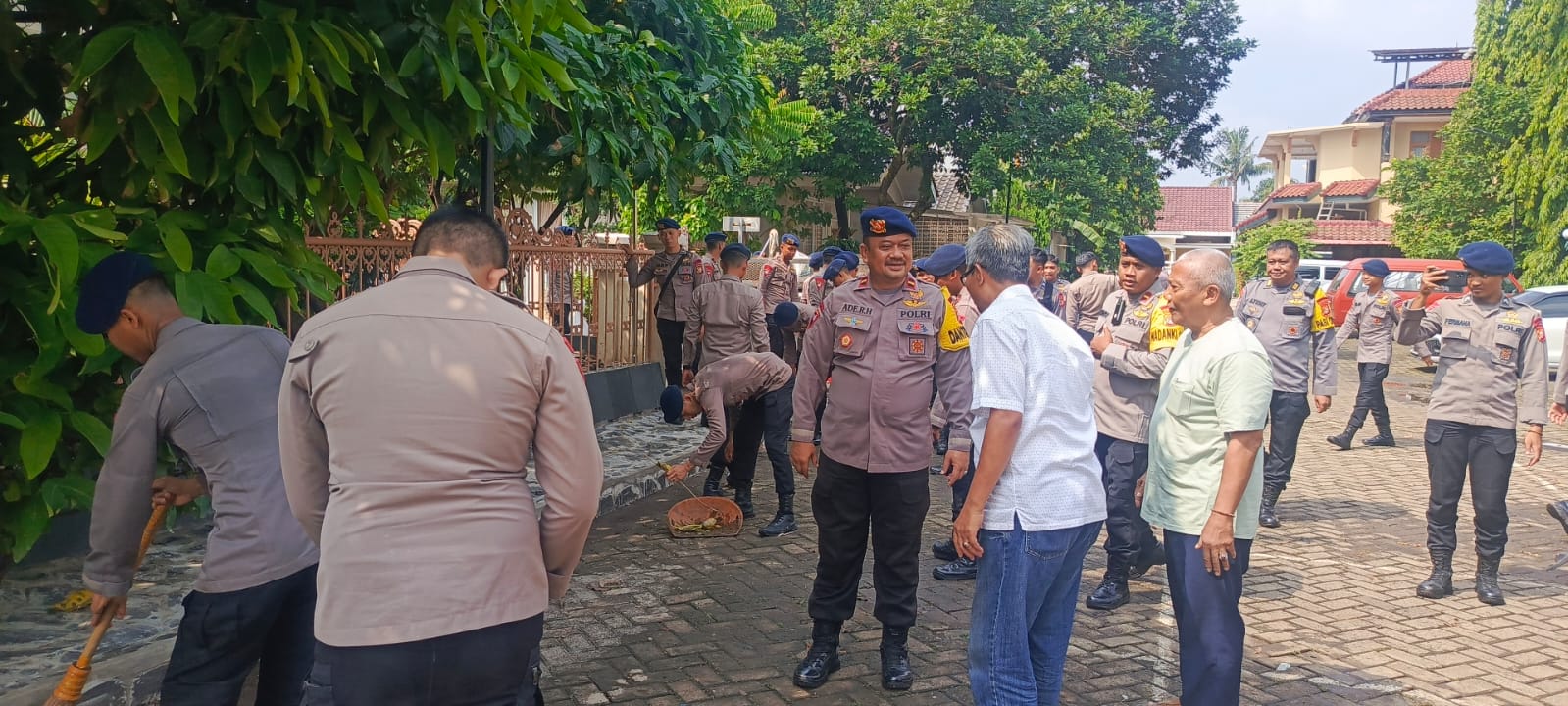 Cegah Banjir Susulan, Warga Ciputat Gelar Kerja Bakti Massal Bareng Brimob Sejumlah ketua RW di Kelurahan Ciputat bersama warga dan Brimob Batalion C Pelopor melaksanakan diskusi serta kerja bakti massal, Rabu (9/7). (Ist)