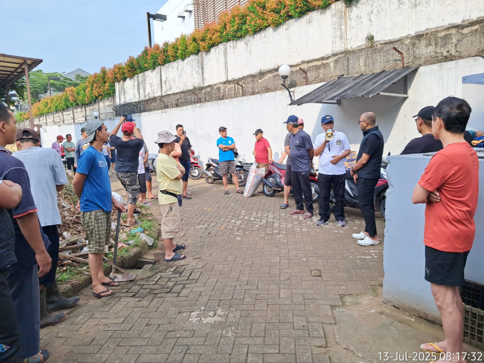 Cegah Banjir, Warga Ciputat Kerja Bakti Bersihkan Saluran Drainase Warga Kelurahan Ciputat gotong royong melakukan kerja bakti guna mencegah terjadinya banjir, Minggu (13/7). (tangselpos.id/irm)