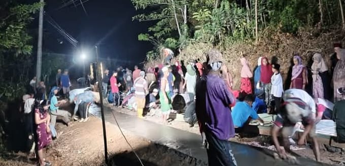 Dambakan Jalan Bagus, Warga Lebak Rogoh Duit Pribadi Warga sedang bergotong royong membangun jalan rusak di Kampung Cimanyangray, Desa Cimanyangray, Kecamatan Gunungkencana, Kabupaten Lebak, Kamis (24/7).