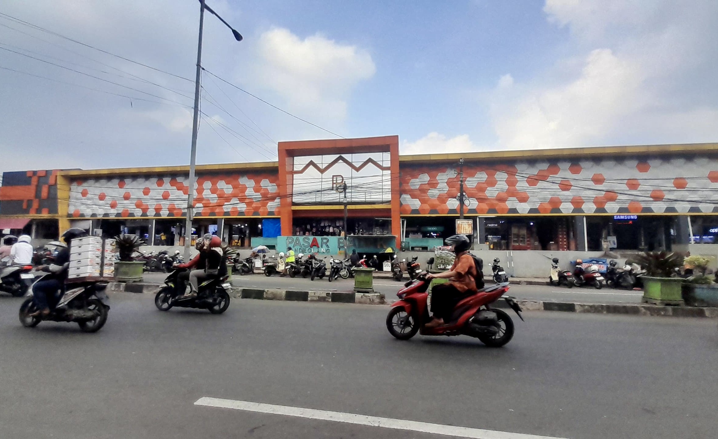 Daya Beli Lesu, Serapan PAD Dari Pasar Rendah Para pengendara terlihat lalu lalang, dan kendaraan pembeli yang terparkir di depan Pasar Badak Pandeglang, terpantau tidak padat, Minggu (20/7).