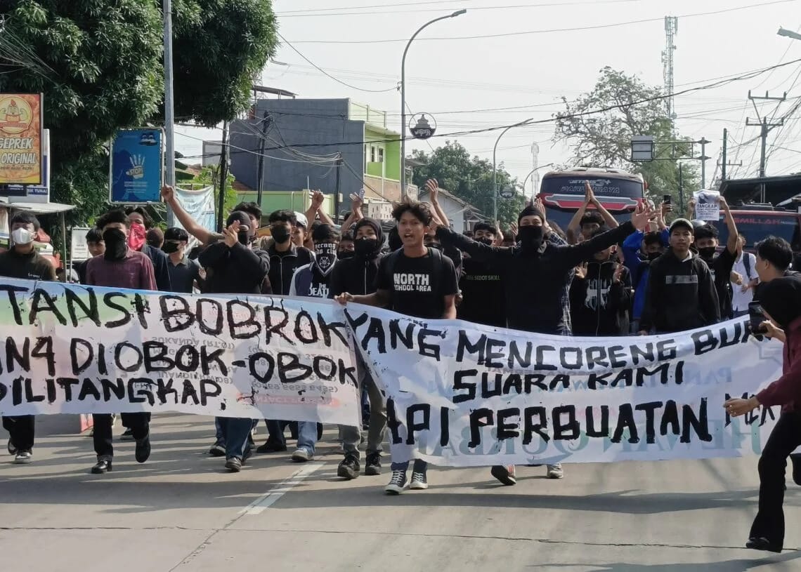 Diduga Lecehkan Murid, 3 Guru SMAN 4 Kota Serang Dinonaktifkan Aksi demo di depan SMAN Serang. Foto: Ist