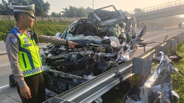 Kondisi Pajero G 1392 WD ringsek setelah menabrak belakang truk. Foto : Ist