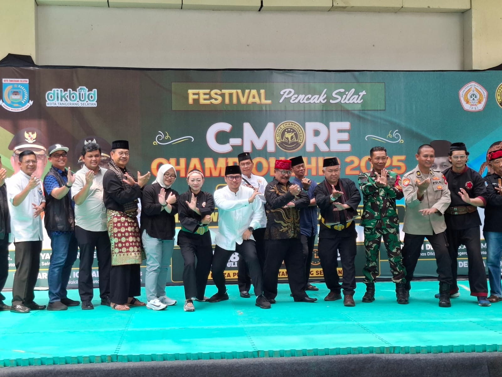 Dindik dan IPSI Lestarikan Budaya Lewat Pencak Silat Festival pencak silat C-MORE Championship 2025 dalam rangka memperebutkan Piala Walikota Tangsel, yang diselenggarakan di Plaza Puspemkot, Tangsel, Ciputat, Jum'at (18/7/2025). (tangselpos.id/irm)