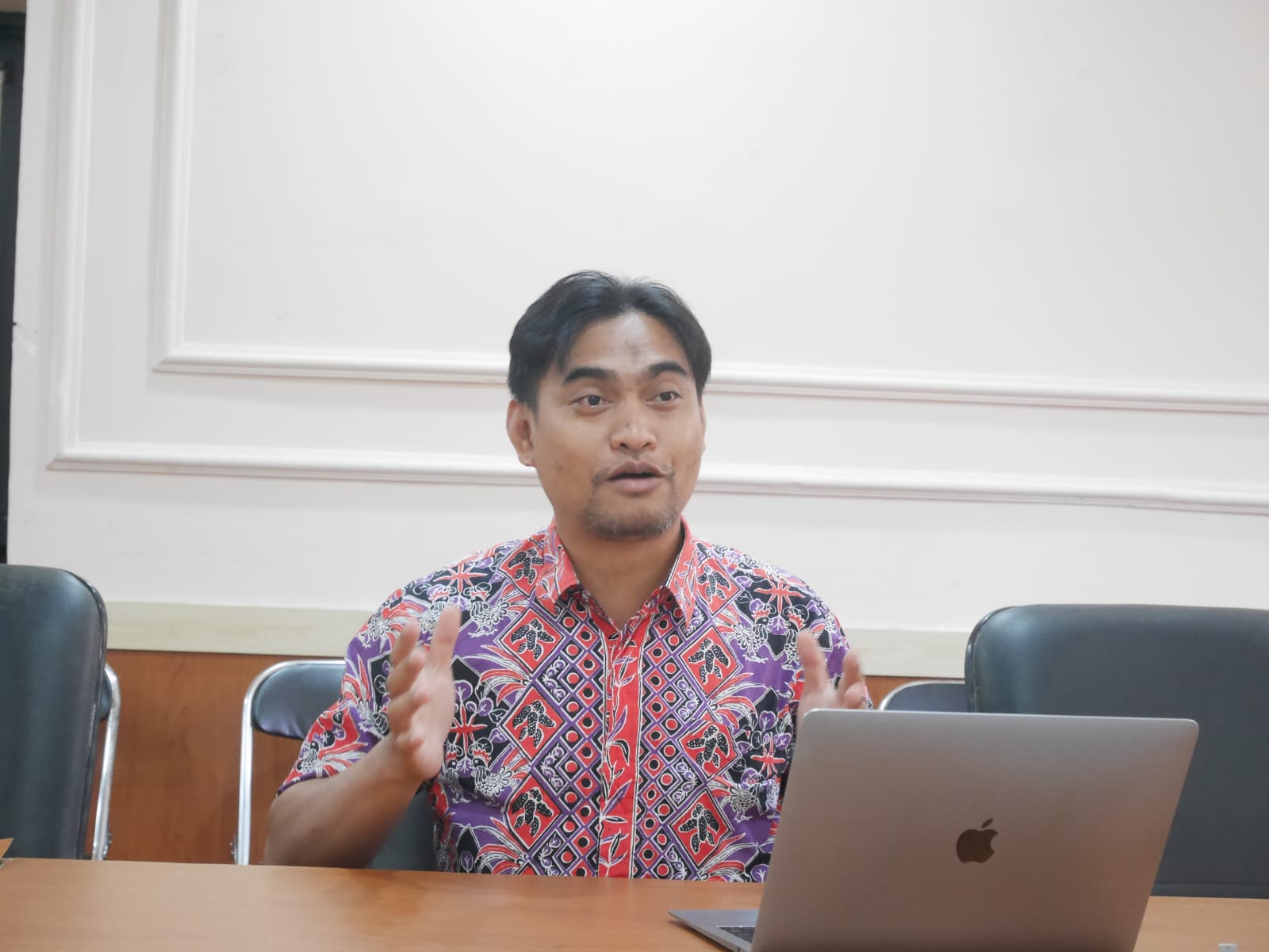 Dinsos Banten Bakal Fasilitasi Anak Eks Napiter Masuk Sekolah Rakyat Penyuluh Sosial pada Dinas Sosial Banten, Widianto saat diwawancara tangselpos.id di kantornya, Kamis (31/7/2025).(Ari Supriadi/tangselpos.id)