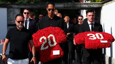 Para pemain Liverpool membawakan karangan bunga. Foto : Ist