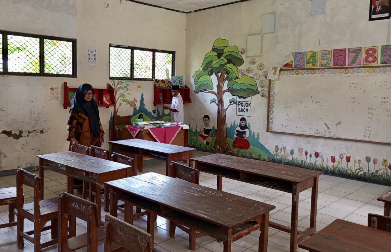 Disdikpora Pandeglang Canangkan SDN Karaton 5 Dimerger Kepala SDN Karaton 5, Tati Patmawati menunjukan kondisi salah satu ruang kelas SDN Karaton 5 di di Kampung Parung Sentul, Kelurahan Sukaratu, Kecamatan Majasari, Kabupaten Pandeglang, kemarin.