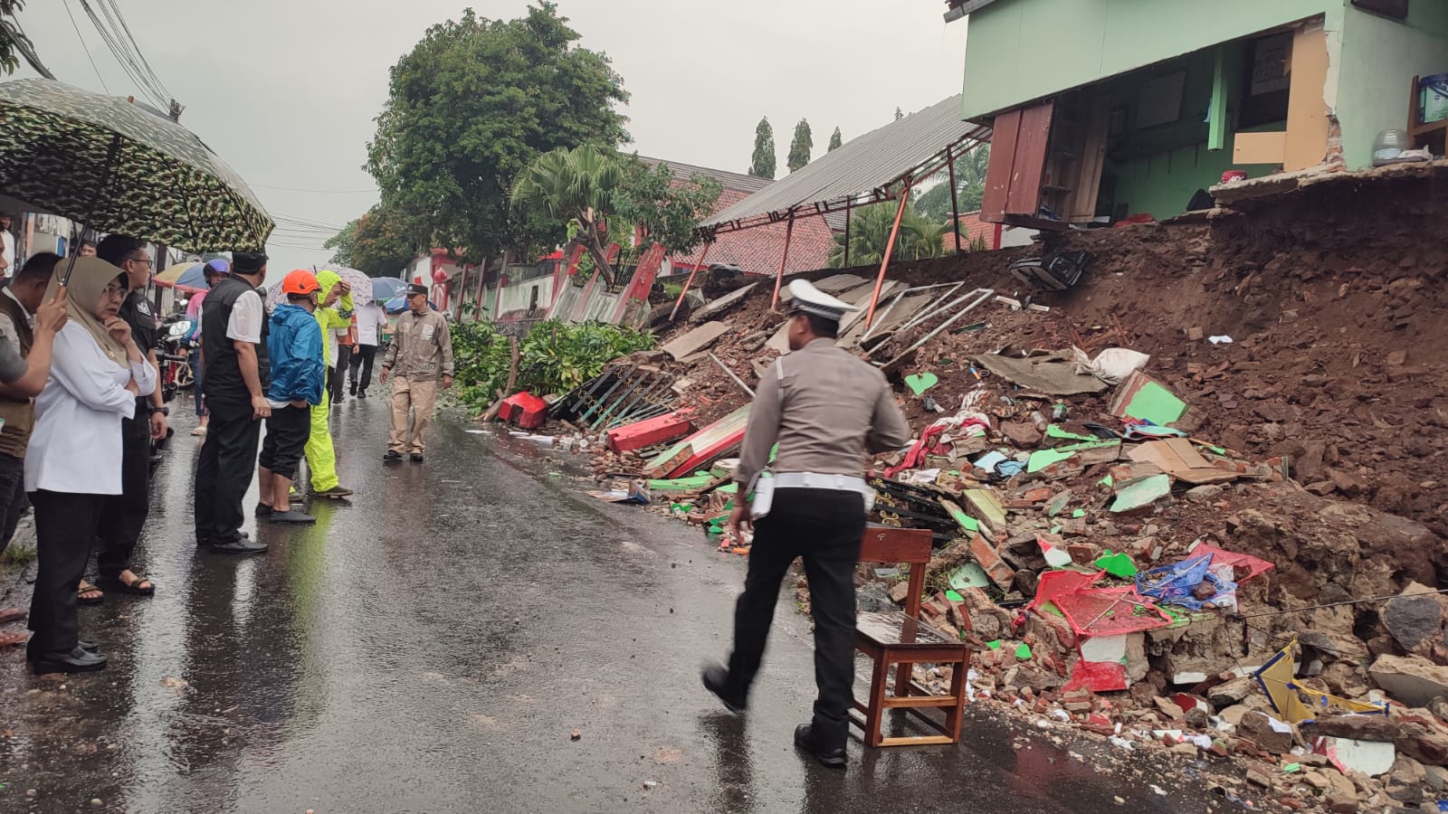 Disdikpora Janji Bakal Bangun Pagar SDN 3 Pandeglang Bupati Pandeglang Raden Dewi Setiani bersama jajarannya, sedang meninjau kondisi TPT dan pagar SDN 3 Pandeglang yang ambruk digulung longsor, Rabu (2/7).