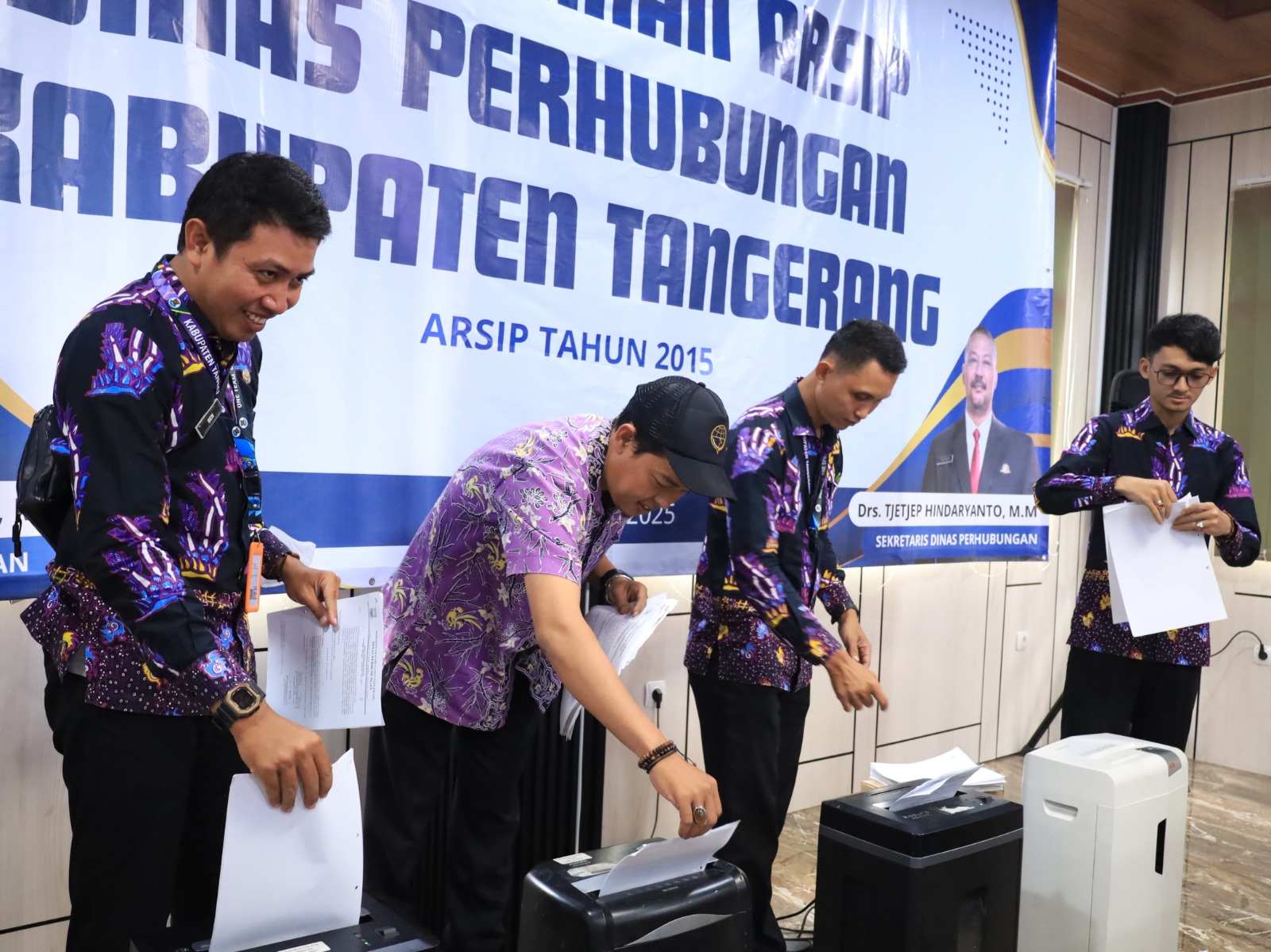 Dishub Kabupaten Tangerang Musnahkan 106 Arsip Inaktif Petugas Dinas Perhubungan (Dishub) Kabupaten Tangerang tengah melaksanakan pemusnahan arsip inaktif.