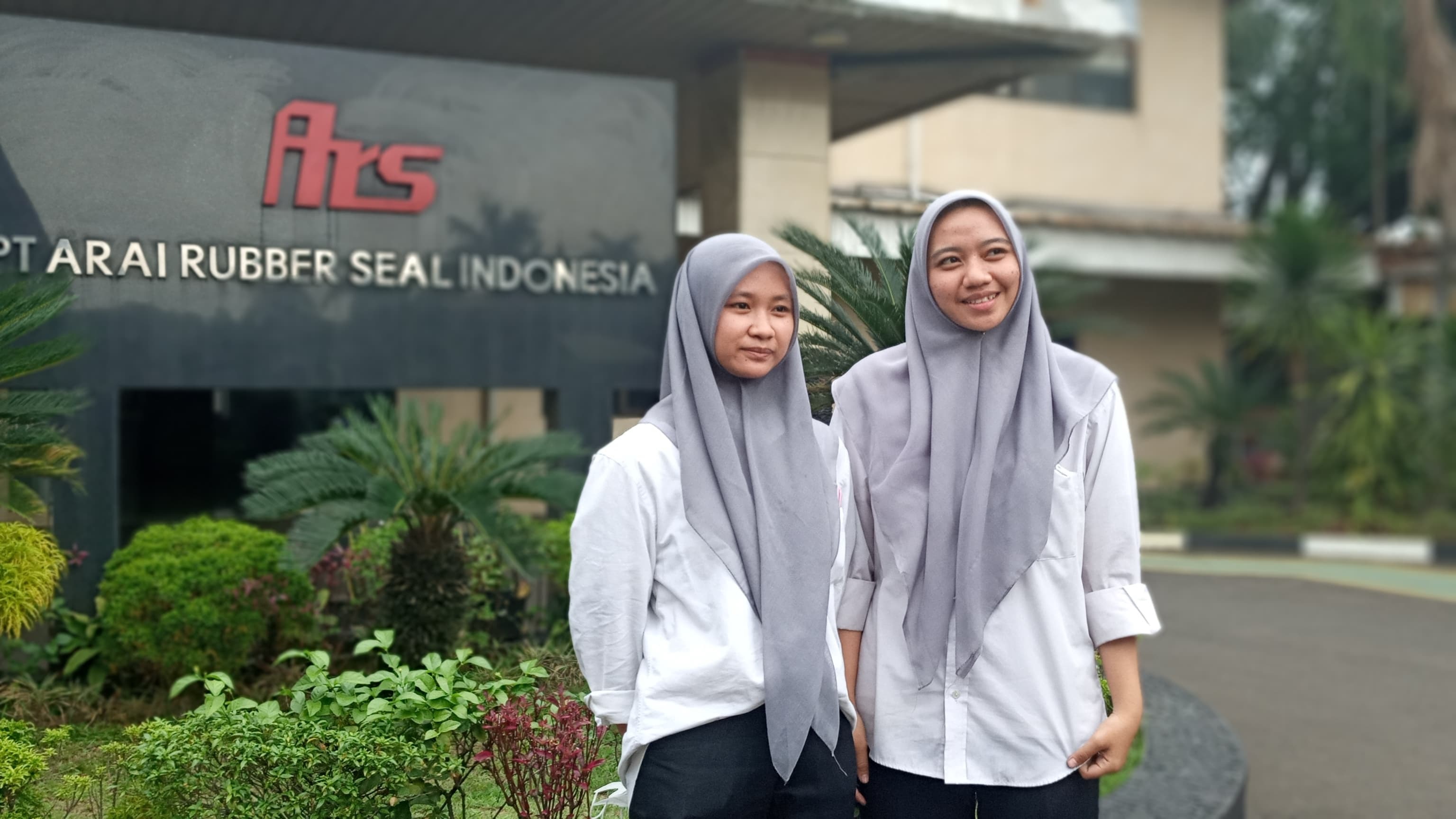Dua orang peserta OJT yang kini magang di Arai Rubber Seal Indonesia.