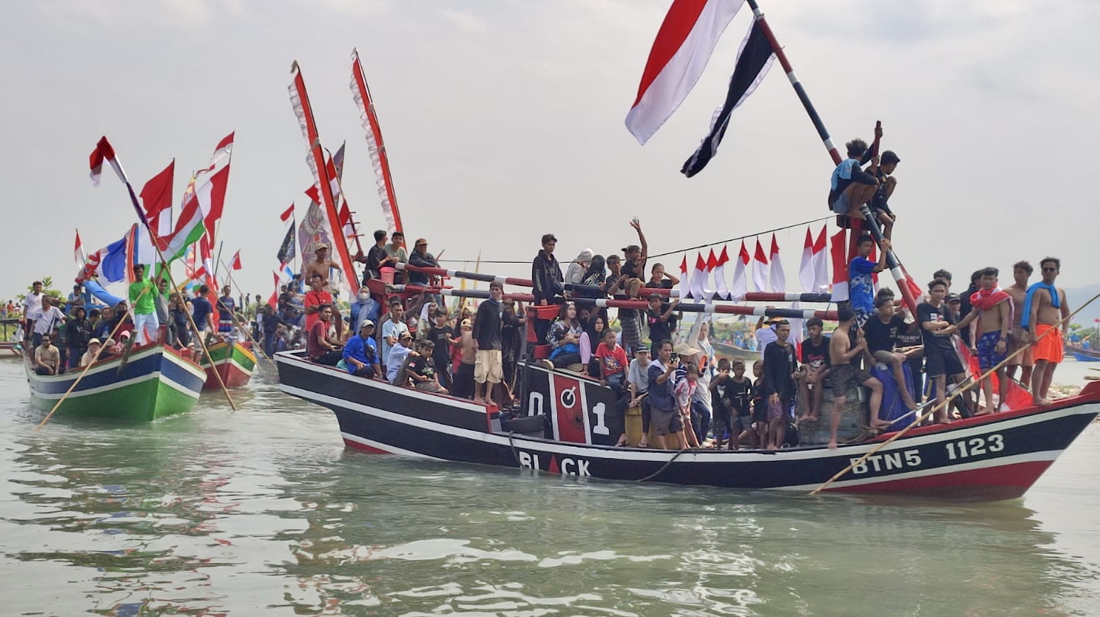 Doa Bersama Hingga Buang Kepala Kerbau Di Laut Menggunakan perahu, ribuan nelayan di Kecamatan Carita, Kabupaten Pandeglang, saat hendak melakukan larung saji dalam acara ruwat laut, Minggu (13/7).