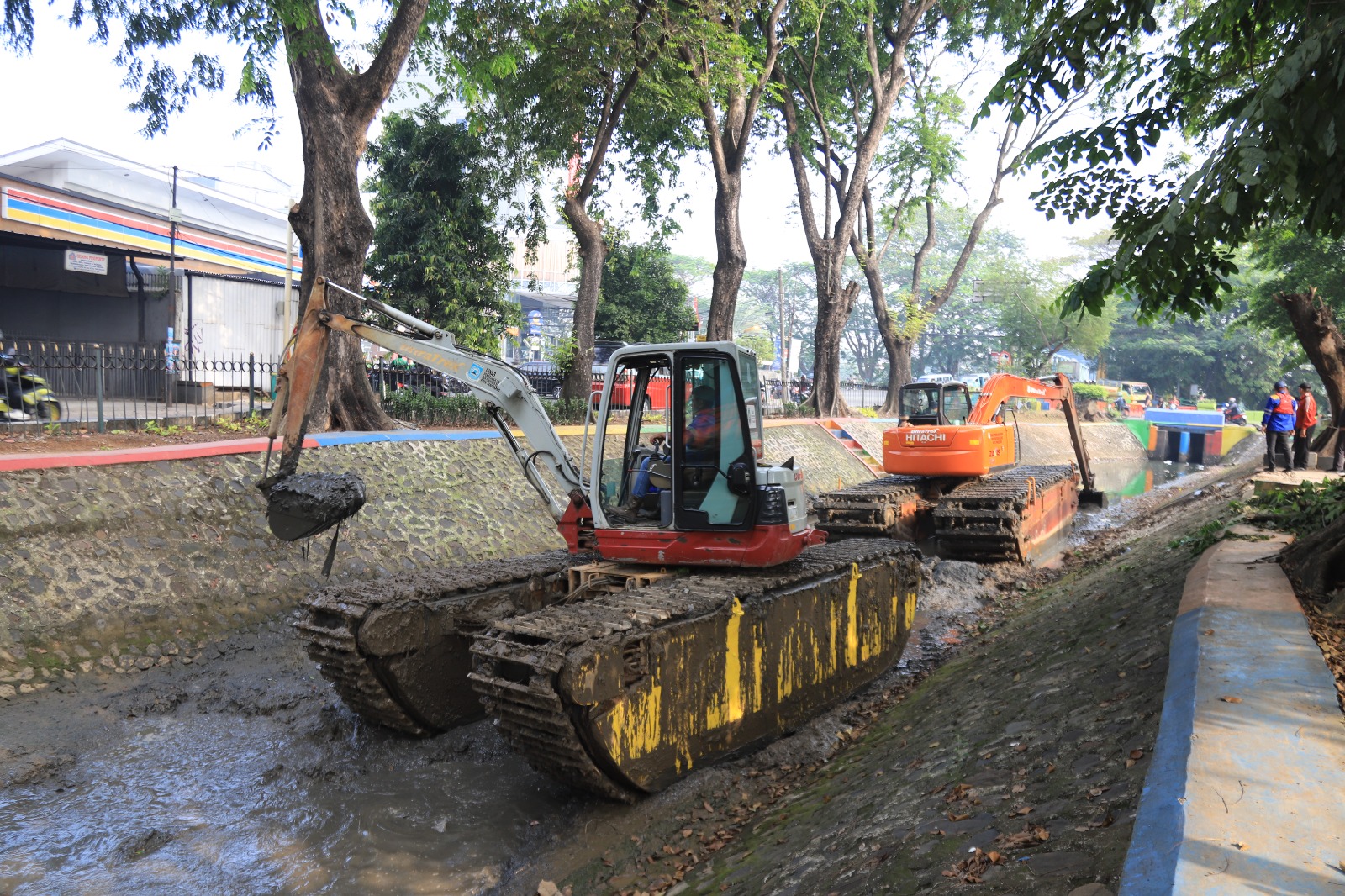 DPUPR Normalisasi Saluran Irigasi Sipon Sebuah alat berat diterjunkan untuk mempercepat normalisasi saluran irigasi Sipon yang terletak di depan Lapangan Alun-Alun Ahmad Yani.
