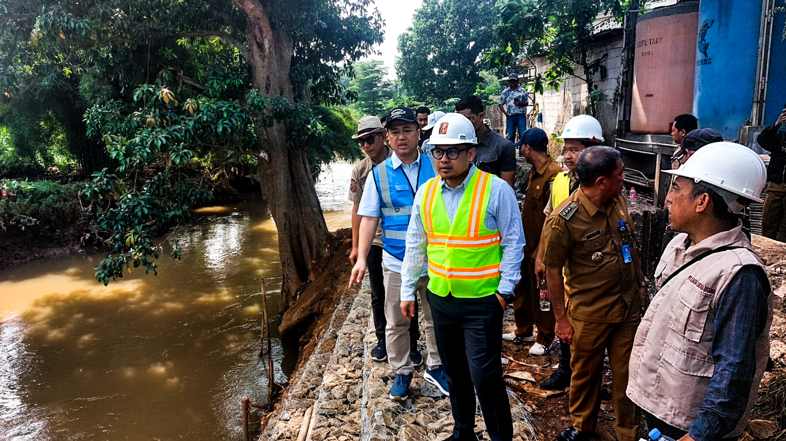 DSDABMBK Bangun Turap di Kali Angke, Warga Villa Mutiara Lega Gak Takut Lagi Kebanjiran Wakil Wali Kota Tangsel, Pilar Saga Ichsan, saat meninjau langsung. (Ist)