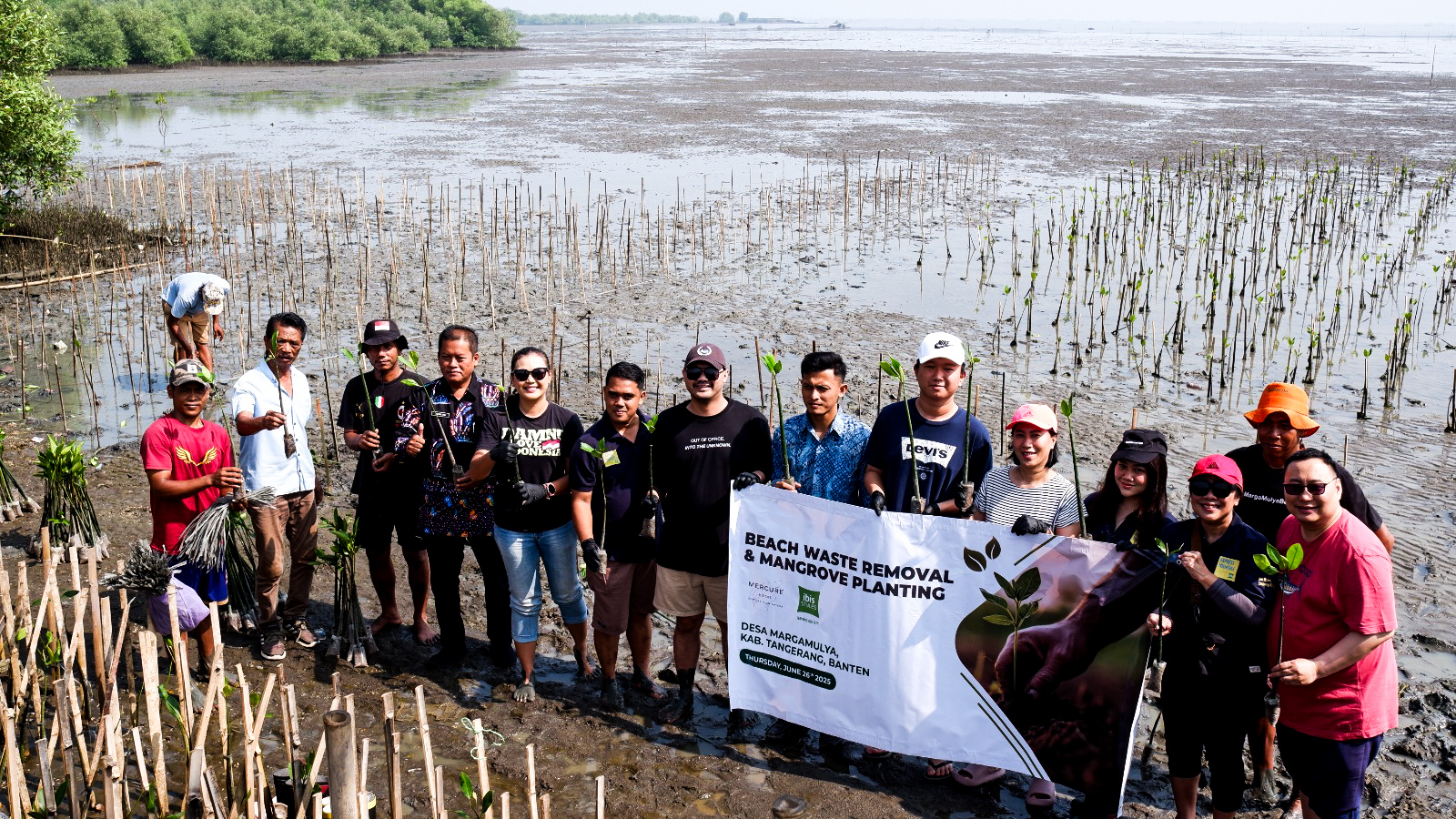 Mercure Serpong Alam Sutera & ibis Styles Serpong BSD City, menggelar kegiatan Mangrove Plantation and Beach Clean-Up di Desa Margamulya. (Ist)
