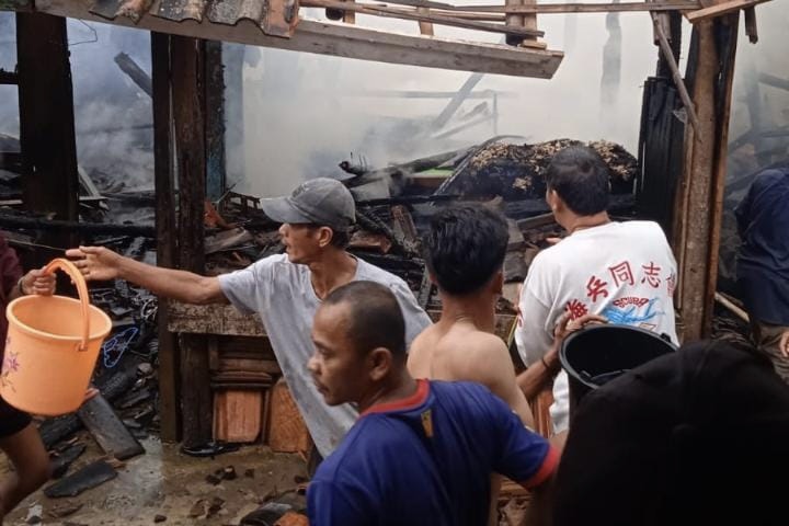 Dua Rumah Semi Permanen di Pandeglang Ludes Dilalap Si Jago Merah Warga Kampung Kuraten, Kelurahan Saruni, Kecamatan Majasari, Kabupaten Pandeglang, sedang memadamkan api dengan alat seadanya saat rumah warga terbakar, Kamis (31).