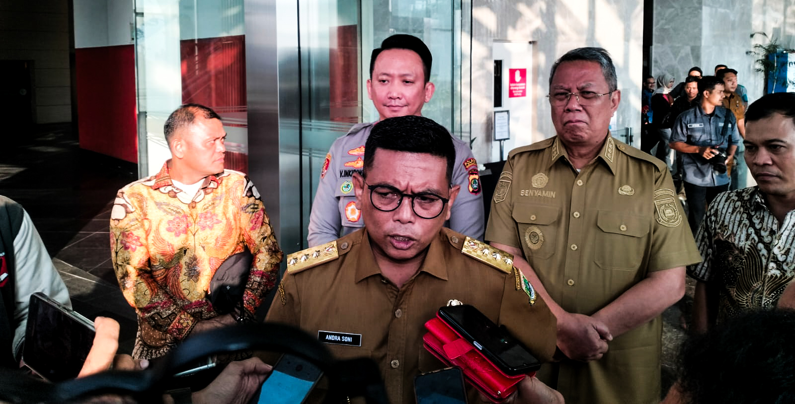 Andra Soni Pikirkan Nasib 80.000 Siswa yang tak Masuk SMA Negeri Gubernur Banten, Andra Soni menghadiri langsung acara Forum Group Discussion (FGD). (tangselpos.id/rmn)