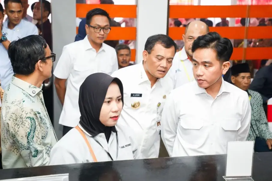 Gibran Cek Penyaluran BSU Dan Kondisi Sekolah Rakyat Di Jawa Tengah Wapres Gibran saat berada di Kantor Pos Boyolali. Foto : Ist