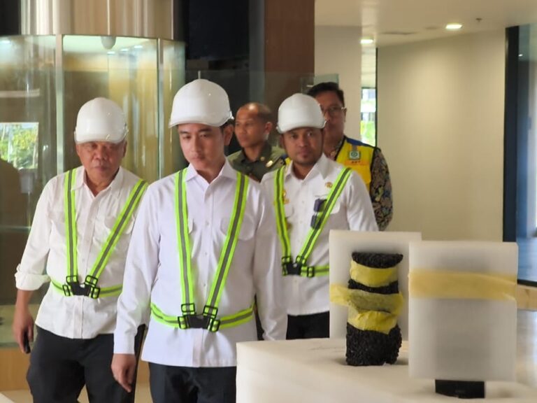 Wapres Gibran saat meninjau pembangunan kantor di IKN. Foto : ZIST