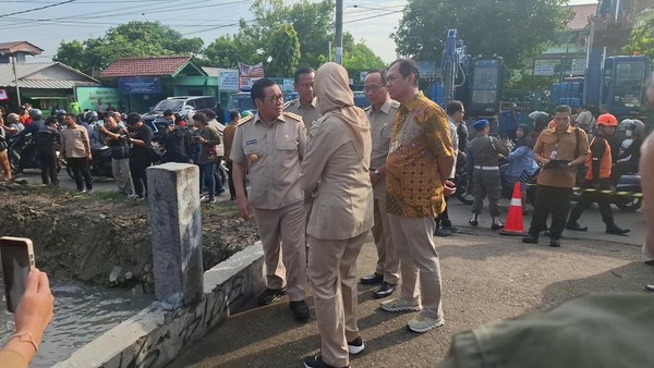 Gubernur Pramono saat meninjau pengerukan sungai. Foto : Ist