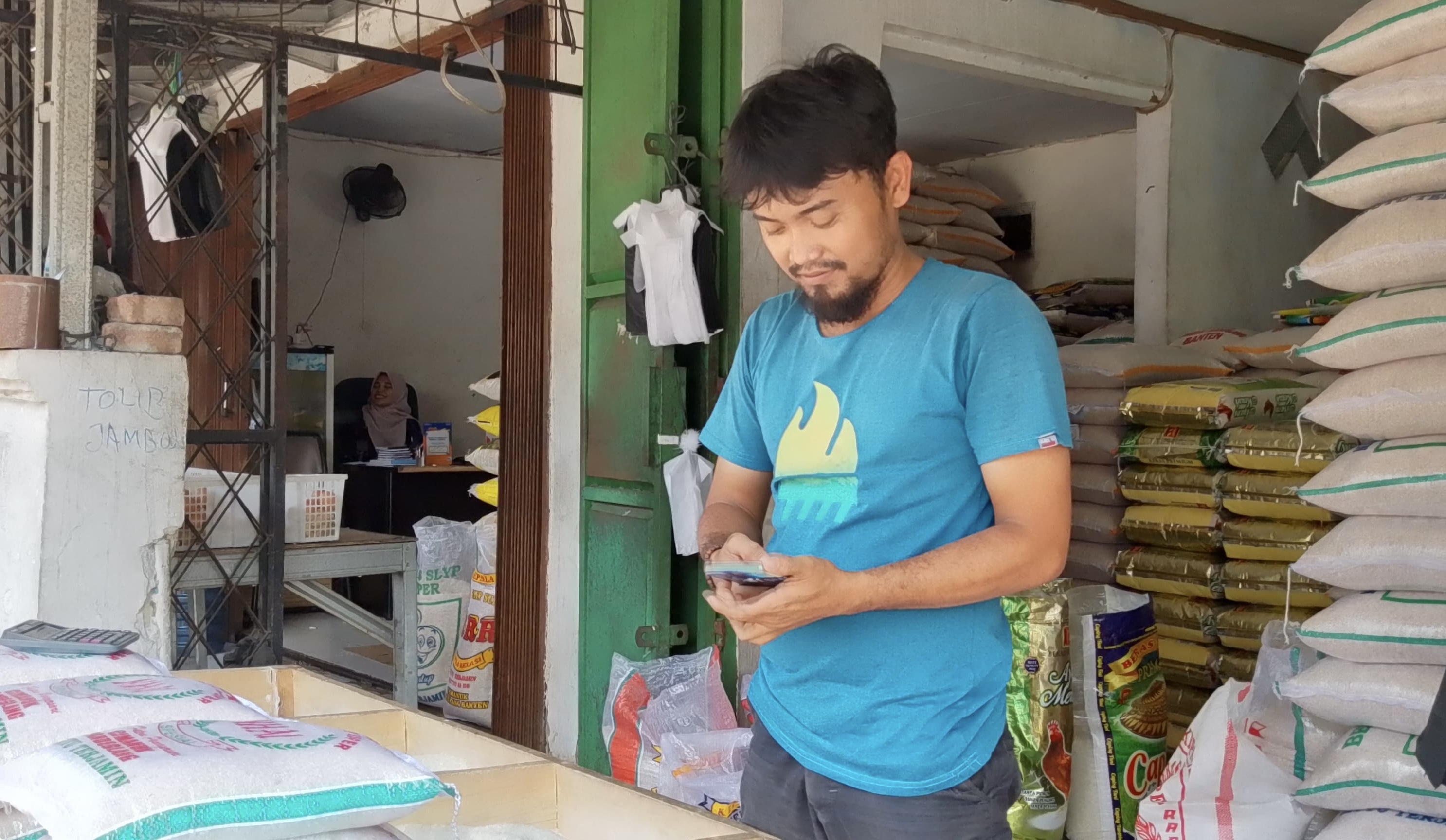 Harga Beras Di Pandeglang Melejit Salah seorang pedagang di Pasar Pandeglang, sedang menjajakan barang dagangan berupa beras di kios miliknya di Pasar Pandeglang, Minggu (13/7).