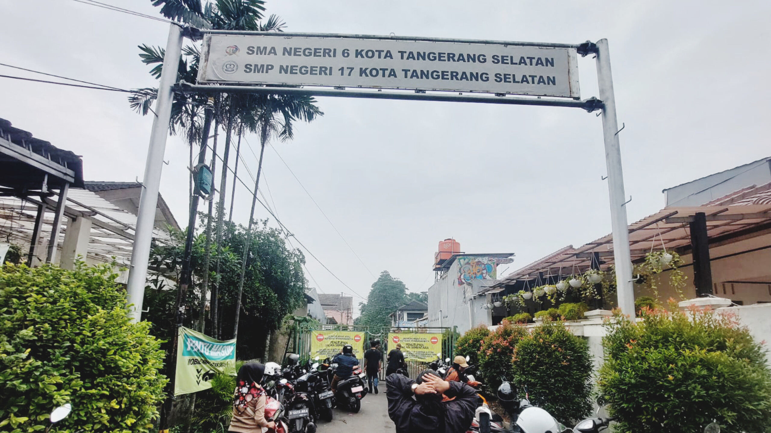 Hari Pertama Masuk, Akses Sejumlah Sekolah Negeri di Pamulang Masih Diblokir Hari pertama masuk, akses jalan di sejumlah SMAN di Tangsel masih ditutup, Senin (14/7/2025). (tangselpos.id/rmn)