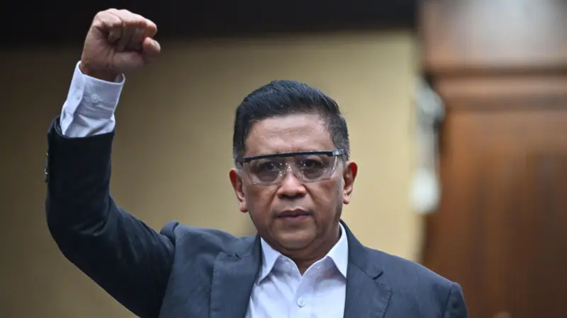 Hasto Divonis 3,5 Tahun Setelah sidang Hasto mengepalkan tangan usai divonis 3.5 tahun. Foto : Ist