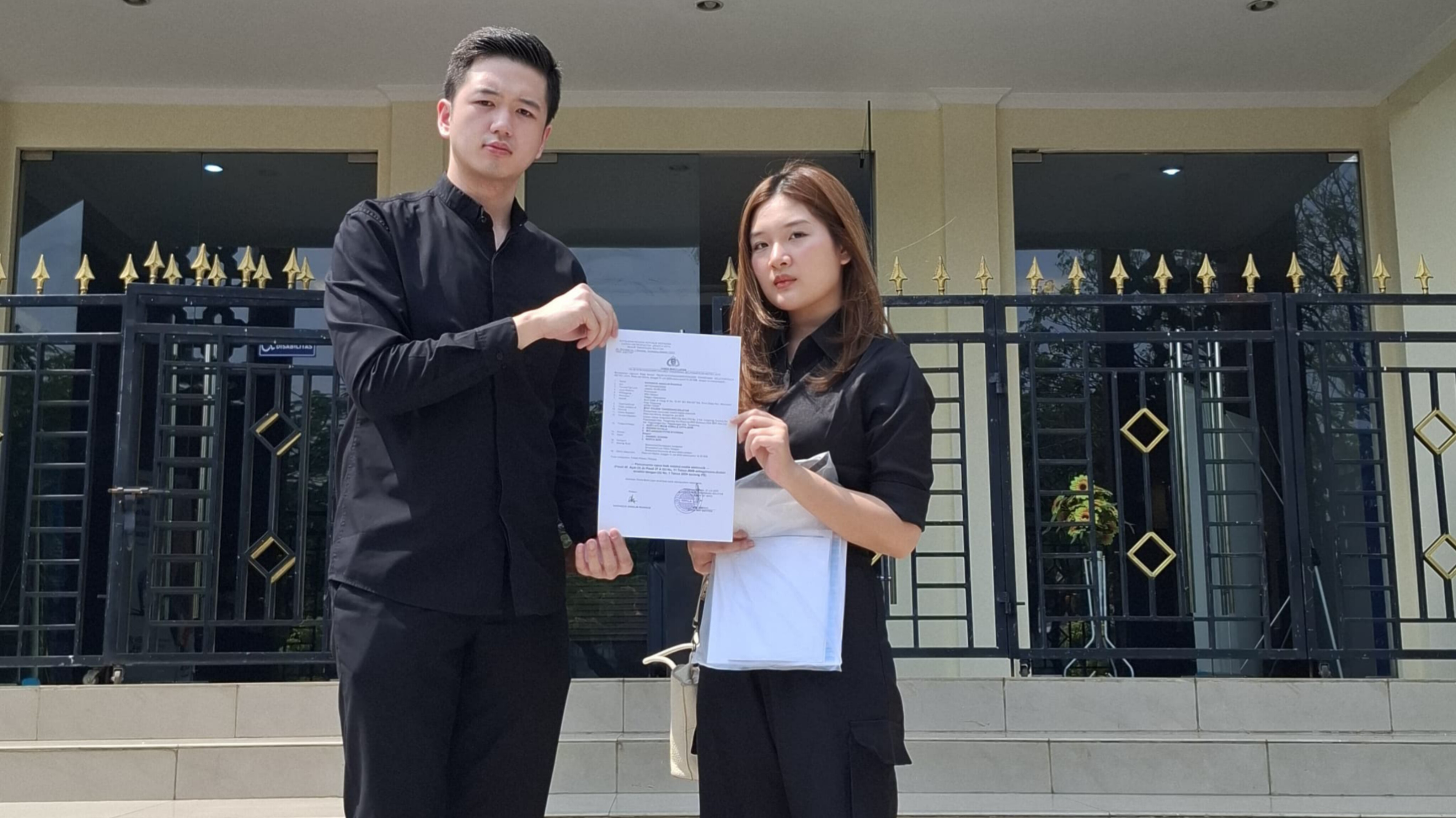Influencer Game Online di Tangsel Polisikan 3 Rekannya, Kasus Pencemaran Nama Baik Bersama kuasa hukumnya, Jonathan Jason Wilianto, ia mendatangi Sentra Pelayanan Kepolisian Terpadu (SPKT) Polres Tangsel, Kamis (31/7). (Ist)