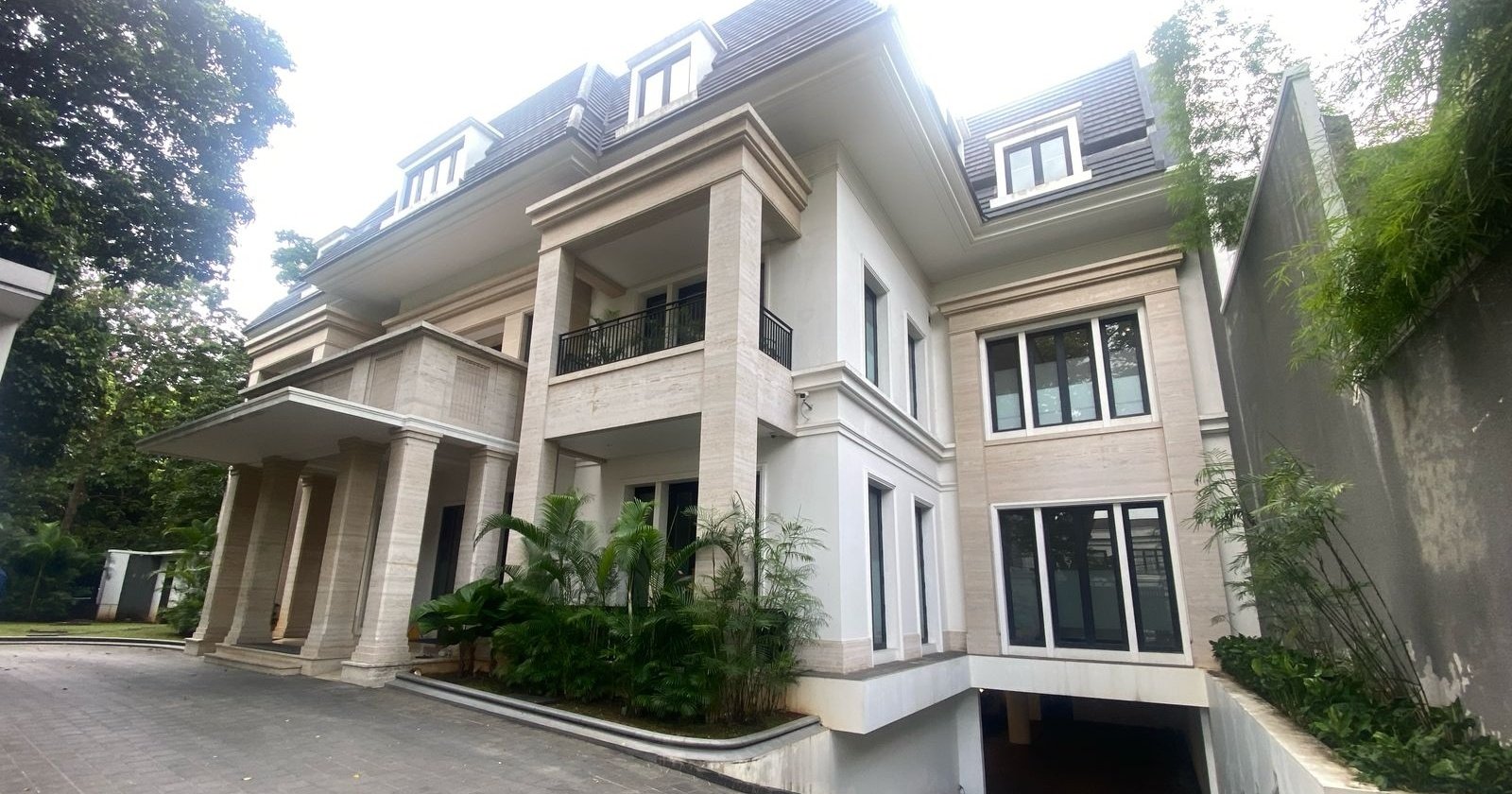 Jadi Tersangka Kasus Minyak, Saudagar Minyak MRC Berstatus Buron Rumah MRC. Foto : Ist