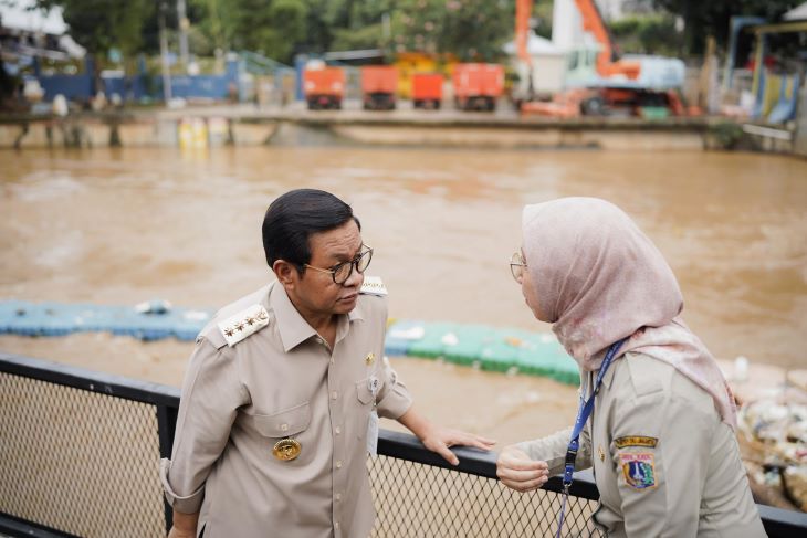 Jakarta Dikepung Banjir, Gubernur Pram Tidak Mau Salahkan Orang Lain Gubernur Pramono saat meninjau pintu air Manggarai. Foto : Ist