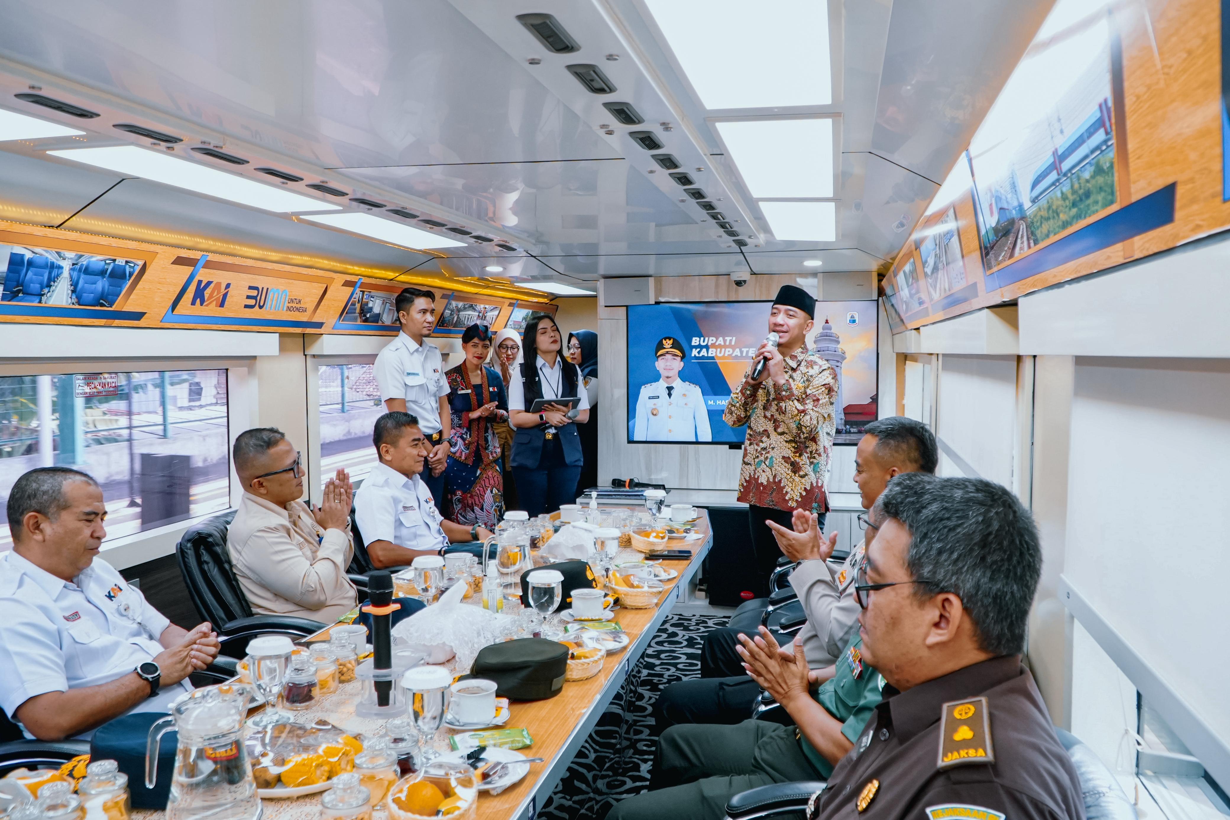 Jalur Kereta Api Lebak Bakal Ditata Bupati Kabupaten Lebak, Moch. Hasbi Asyidiki Jayabaya sedang memberikan sambutan sebelum melakukan penandatanganan kerjasama dengan PT. KAI, di atas KAIS 4 dengan rute Rangkasbitung-Merak pp, Selasa (22/7).