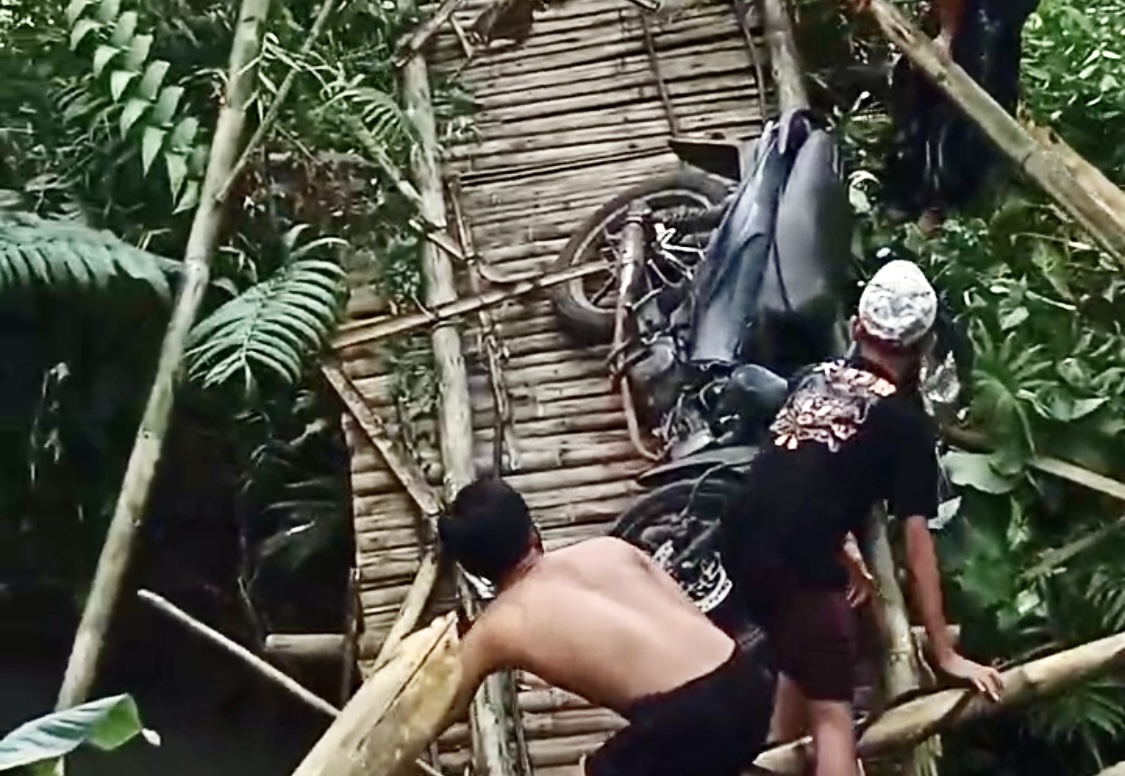 Jembatan Penghubung Antar Kampung Ambruk Para santri sedang menyelamatkan diri dan kendaraannya yang terperosok di jembatan bambu yang ambruk, di Kampung Ciliang, Kelurahan Kadumerak, Kecamatan Karangtanjung, Kabupaten Pandeglang, Senin (30/6).