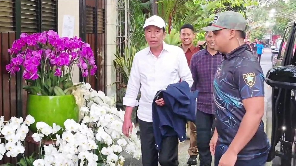 Jokowi Liburan Bareng Cucu, Kondisinya Sehat dan Bugar Mantan Presiden ke 7 Jokowi tiba di Solo usai liburan bersama keluarga. Foto : ; Ist
