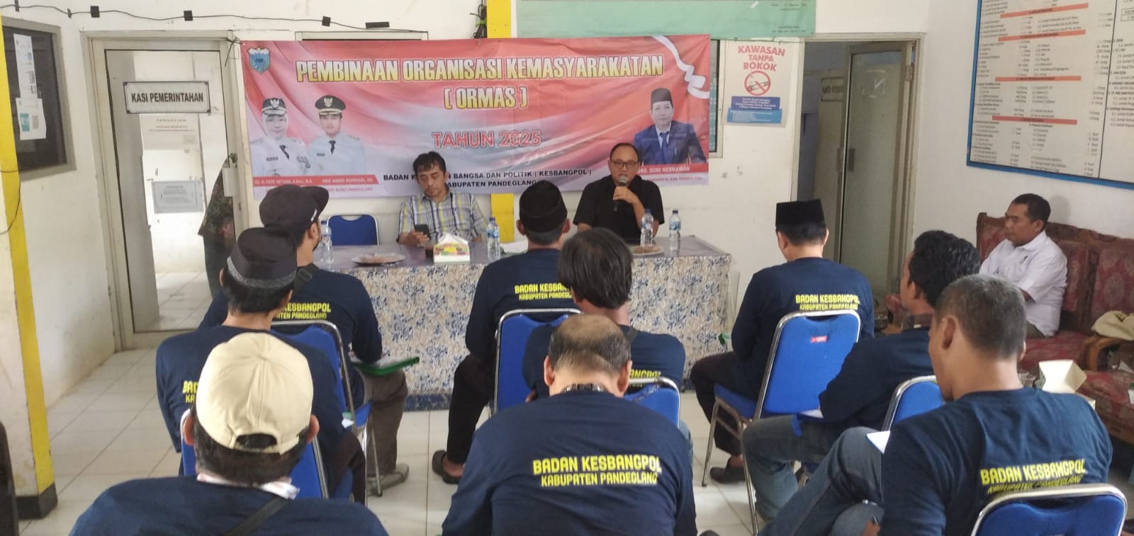 Beberapa anggota ormas diberikan pembinaan oleh Kesbangpol Kabupaten Pandeglang, di Aula Kantor Kecamatan Carita, Kabupaten Pandeglang, Kamis (31/7/2025).(Istimewa)