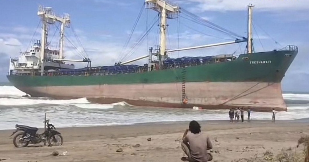 Kapal Kargo Terdampar Di Pesisir Pantai Cibitung Kapal kargo Tresnawati terdampar di kawasan pesisir pantai Ersangu Cikalapa Luhur, Desa Kutakarang, Kecamatan Cibitung, Selasa (29/2).