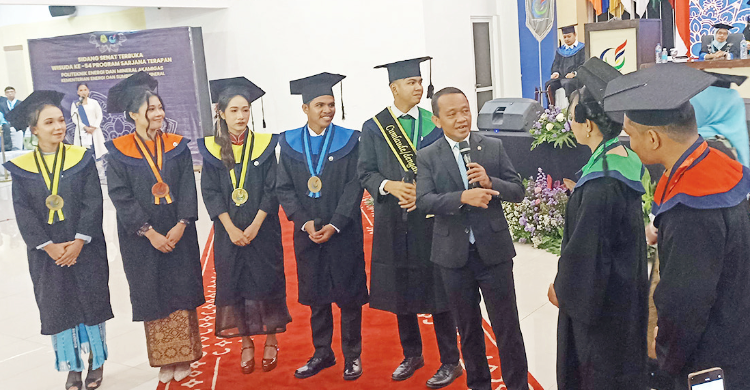 Menteri Bahlil Lahadalia (kanan) menghadiri Sidang Senat Ter­buka Wisuda ke-54 Politeknik Energi dan Mineral (PEM) Aka­migas, di Cepu, Jawa Tengah, Kamis (17/7/2025). Foto: RM